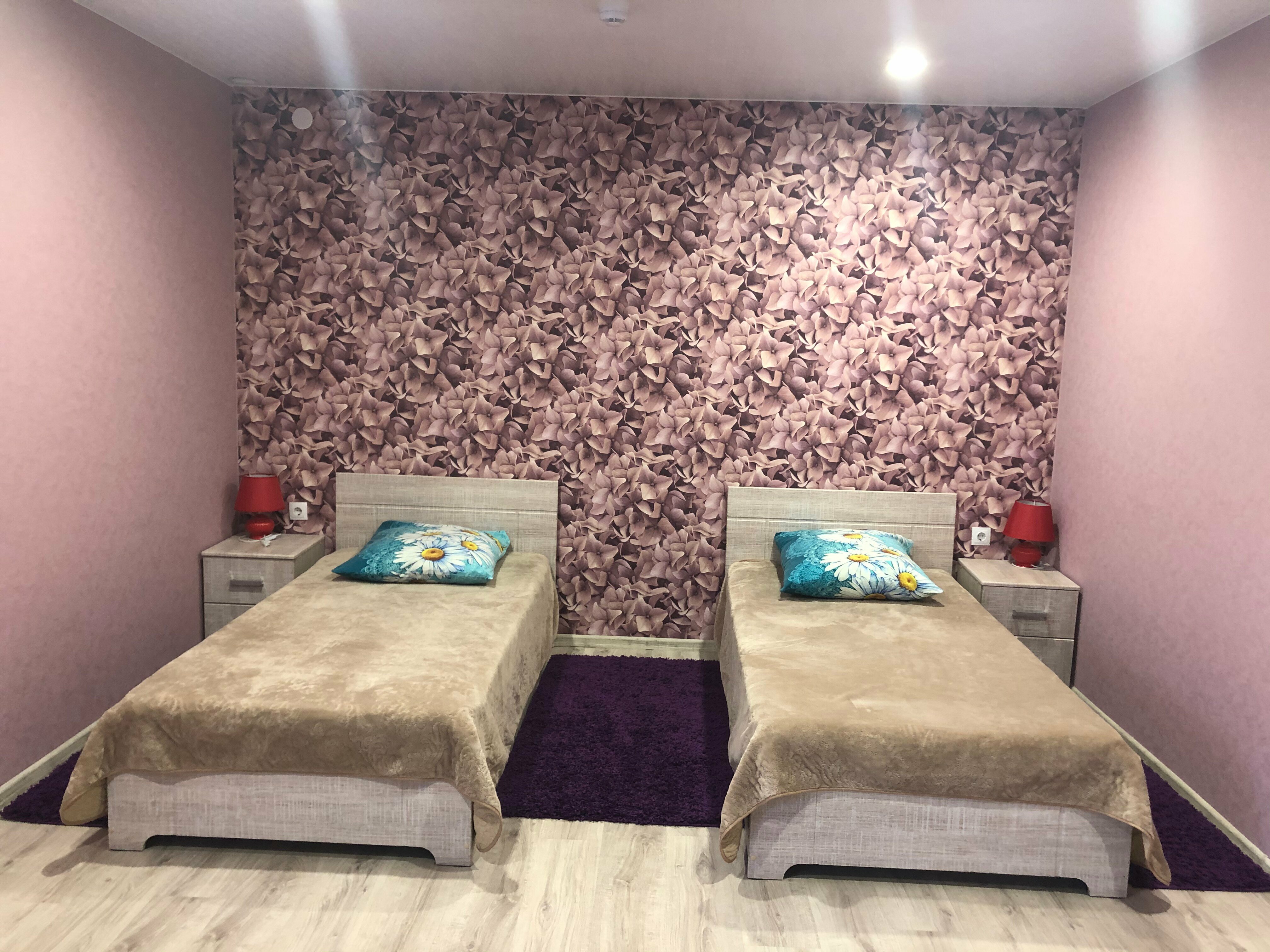 Стандартный двухместный номер с 2 отдельными кроватями и общей ванной комнатой