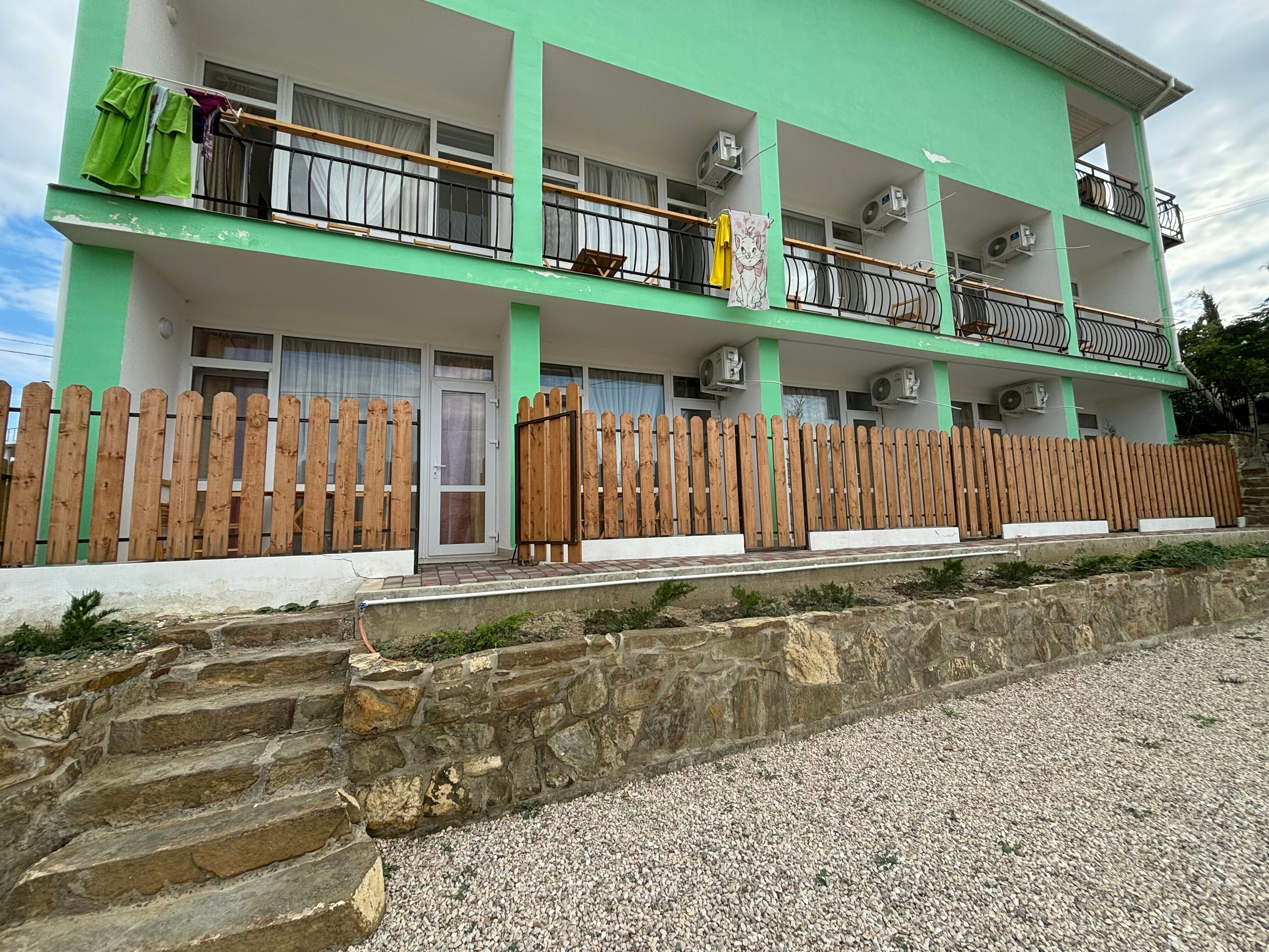 Трехместный номер с балконом