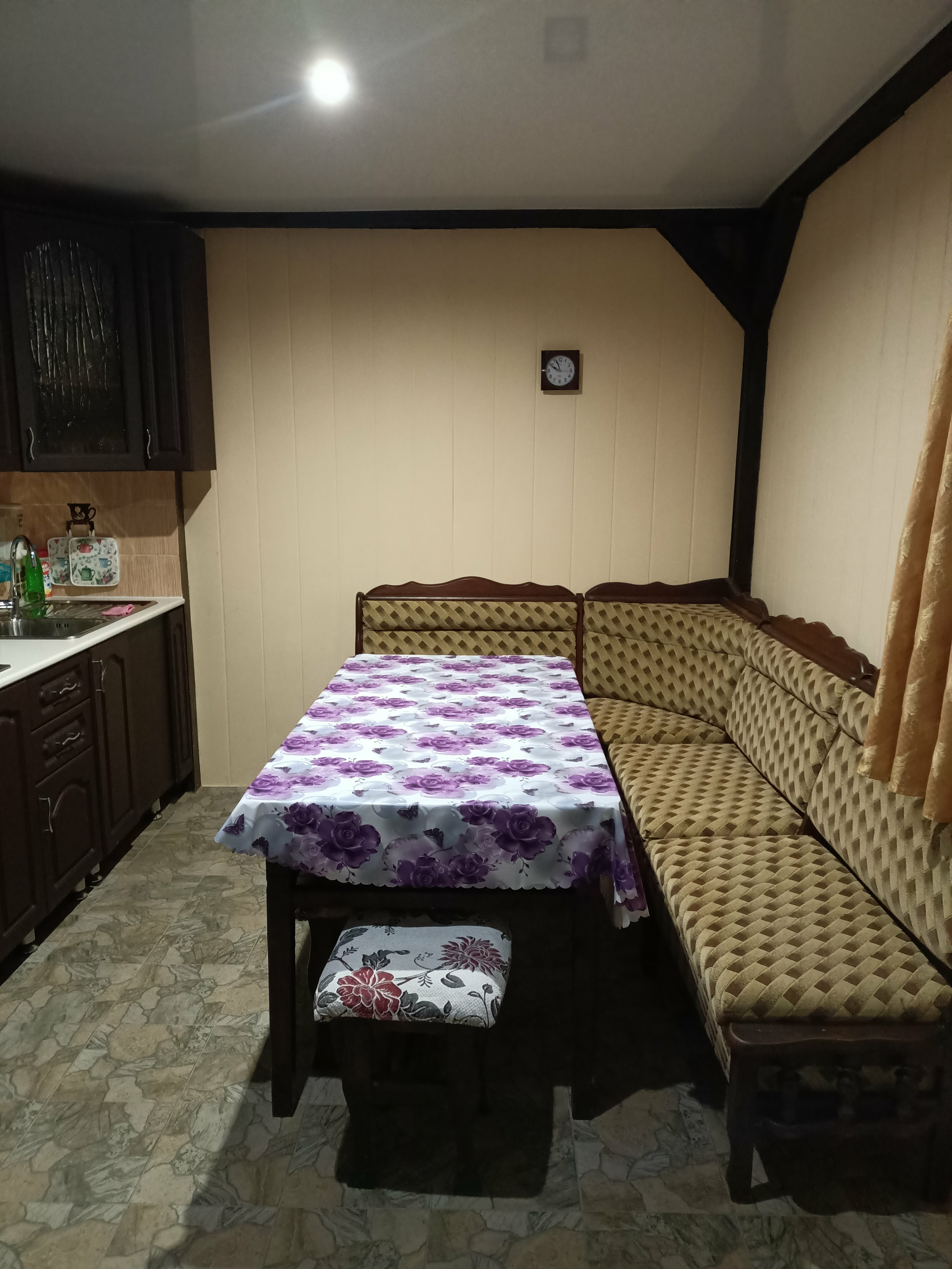 Трехместный номер с собственной ванной комнатой