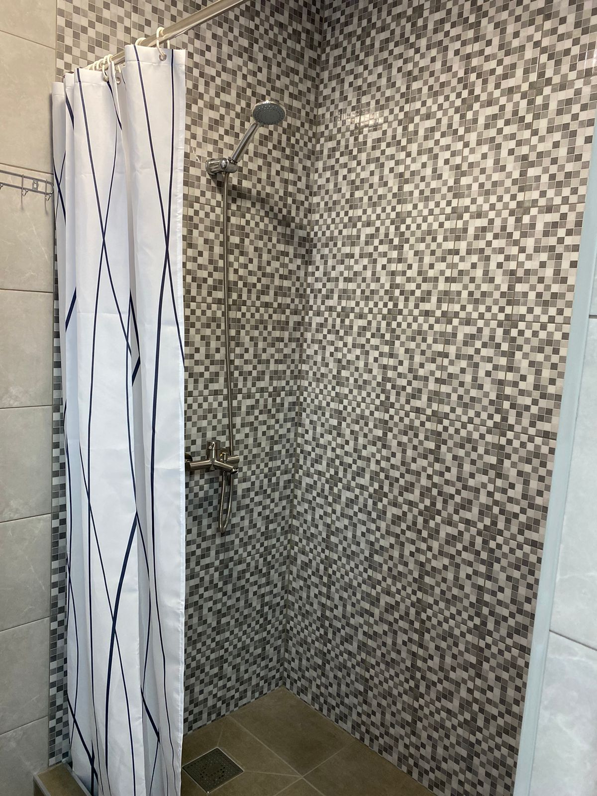 Трехместный номер семейный с собственным душем и туалетом. №5