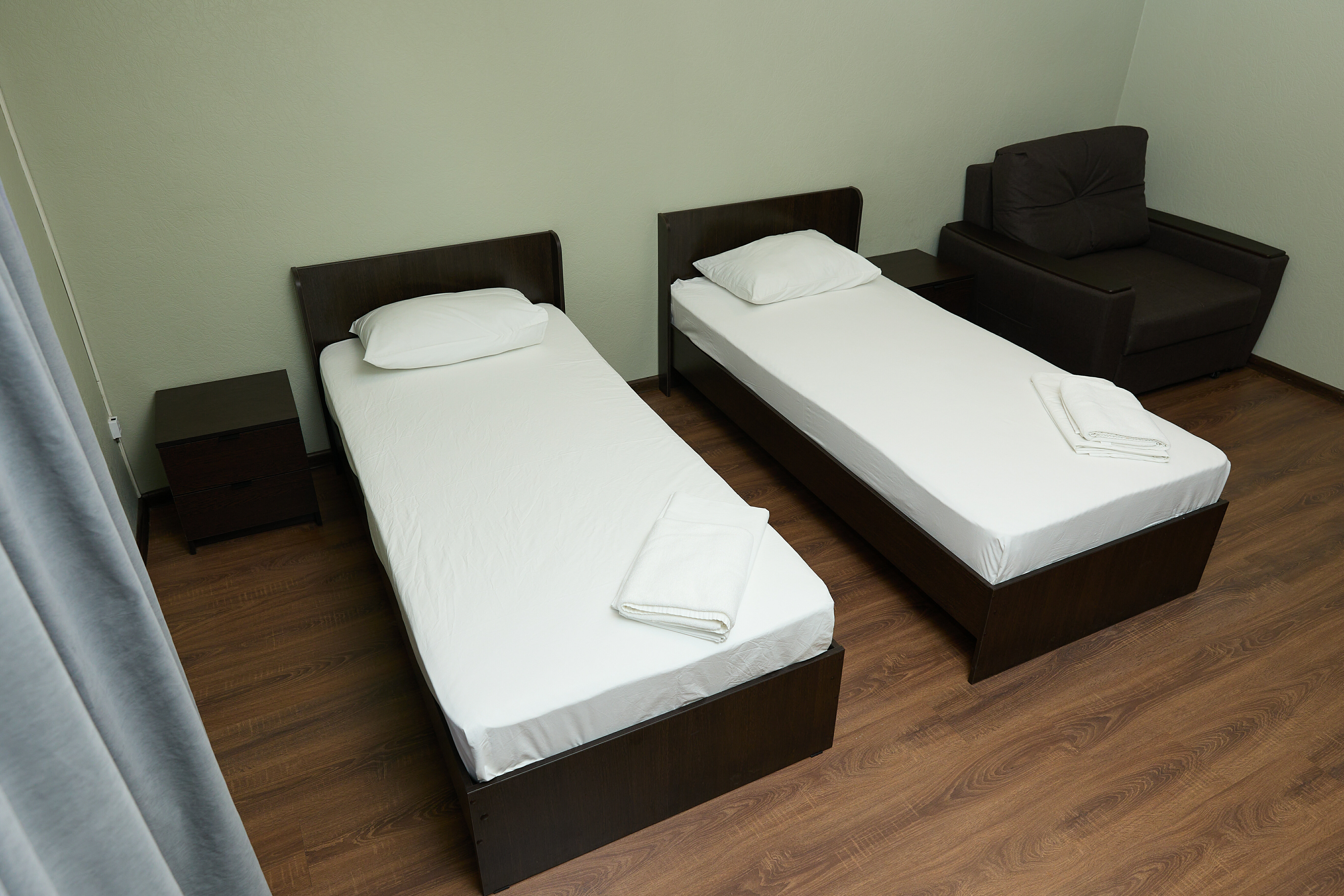 Трехместный номер с доступом в баню, бассейн (сеанс 4 часа в сутки на каждого гостя)