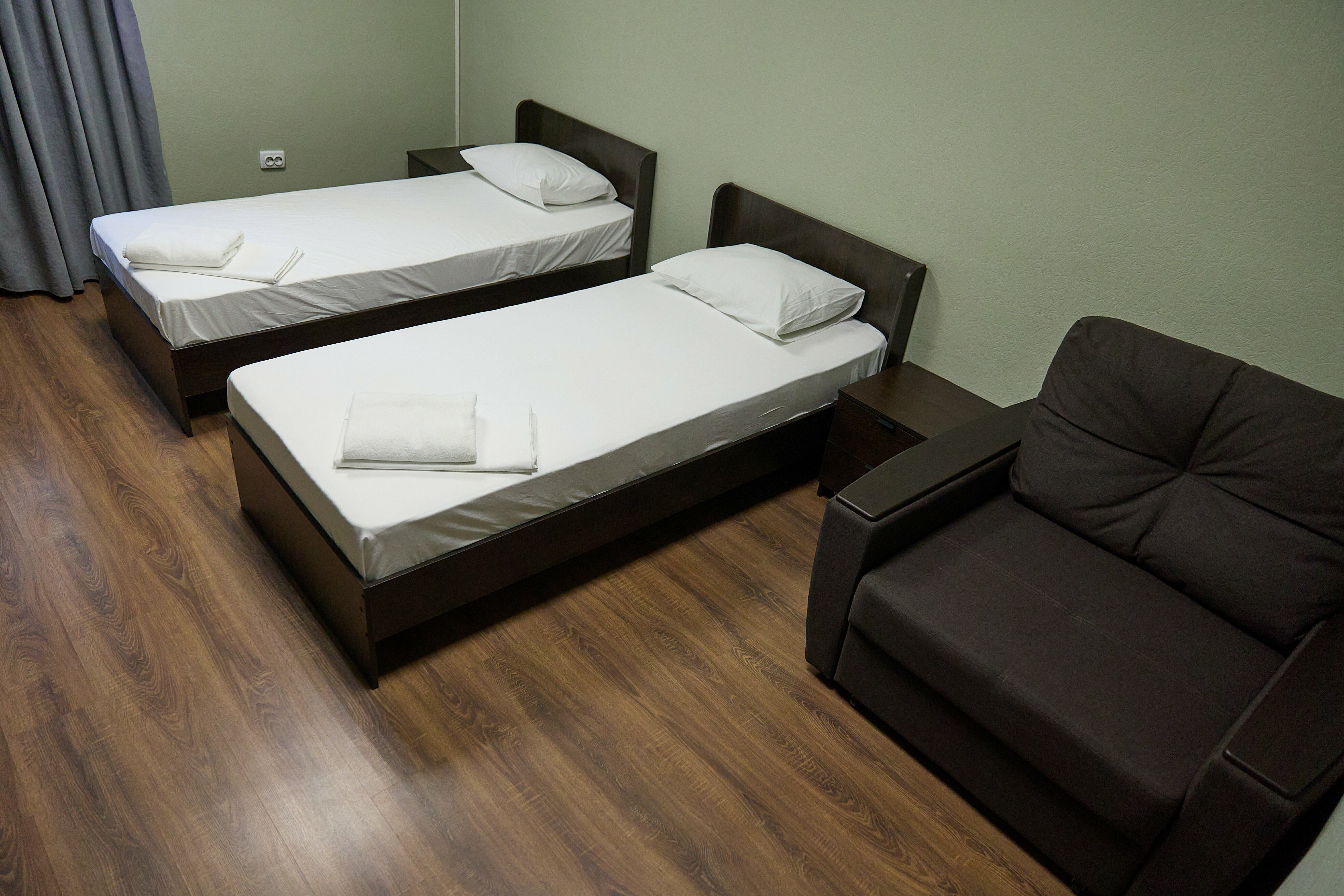 Трехместный номер с доступом в баню, бассейн (сеанс 4 часа в сутки на каждого гостя)