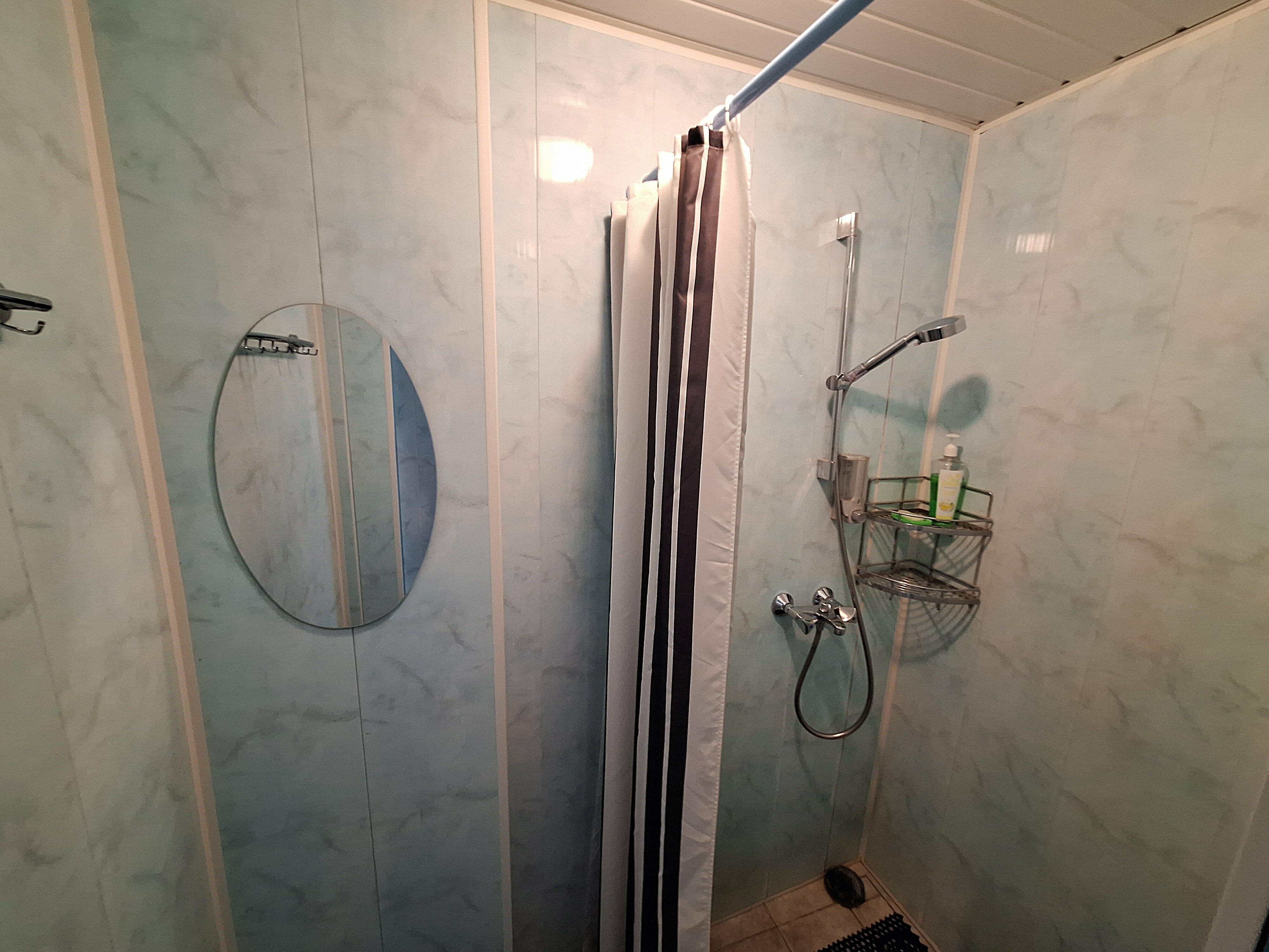 Двухместный номер с 2 отдельными кроватями и общим туалетом