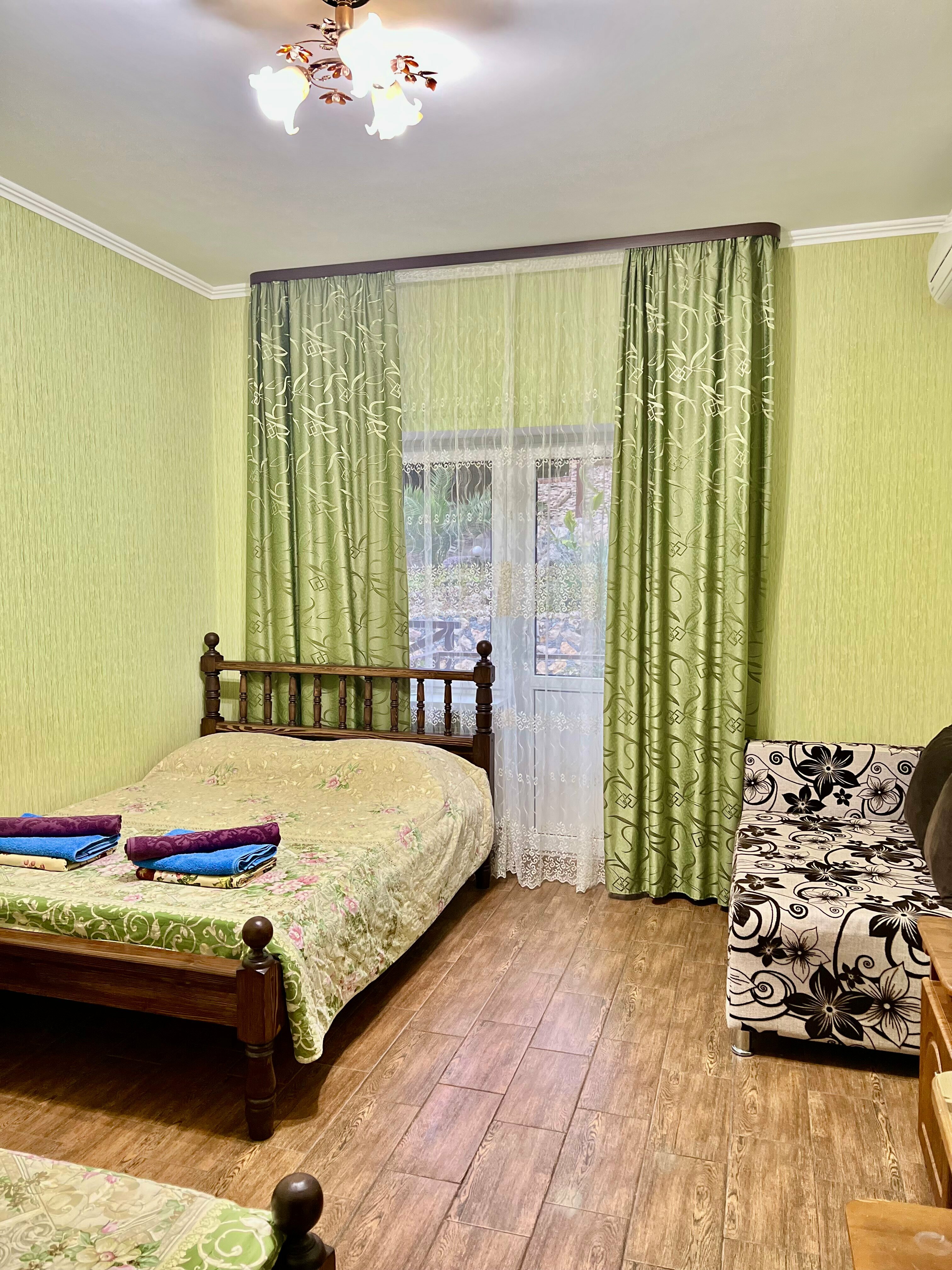 Трехместный номер с балконом