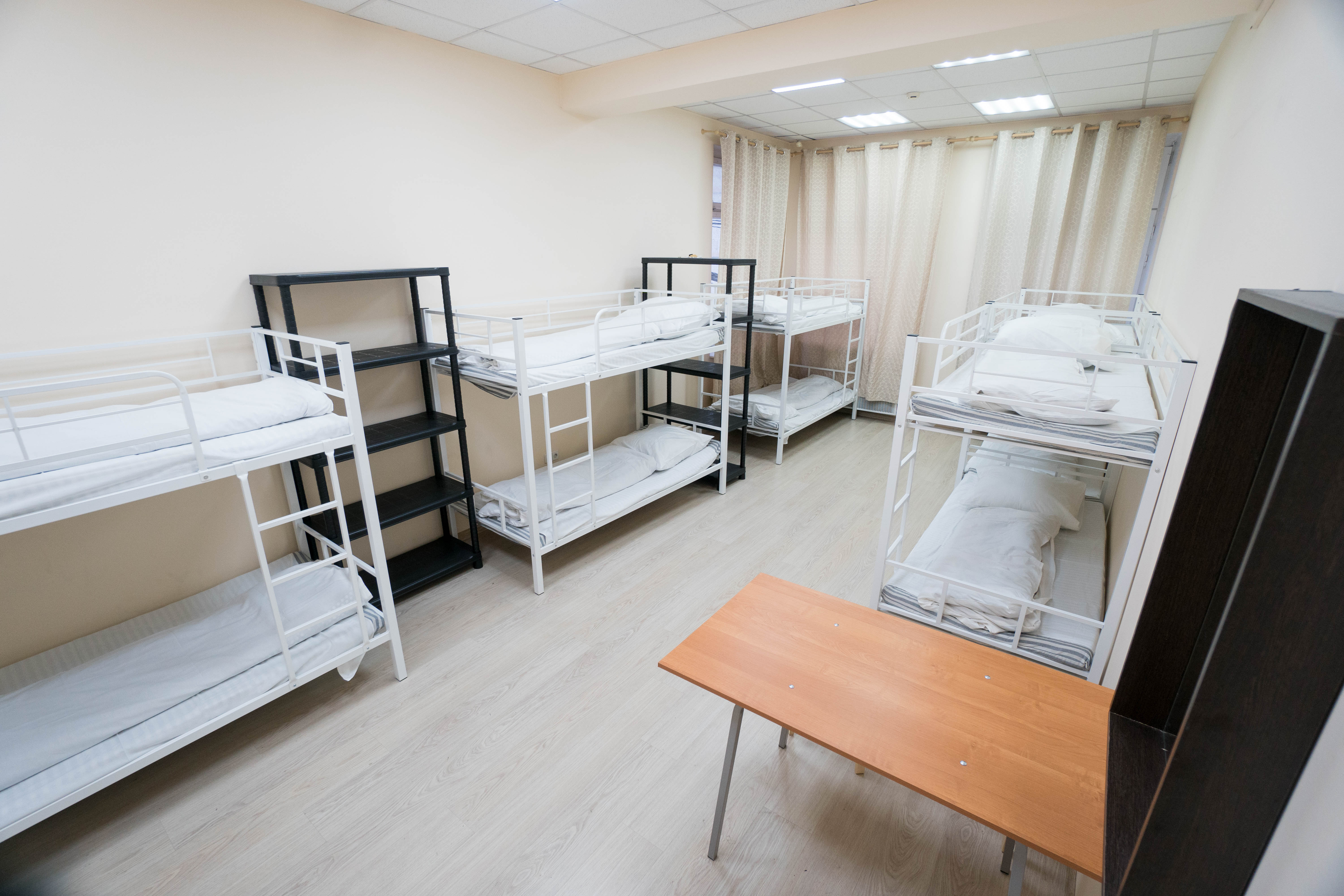 Спальное место на двухъярусной кровати в общем номере для женщин