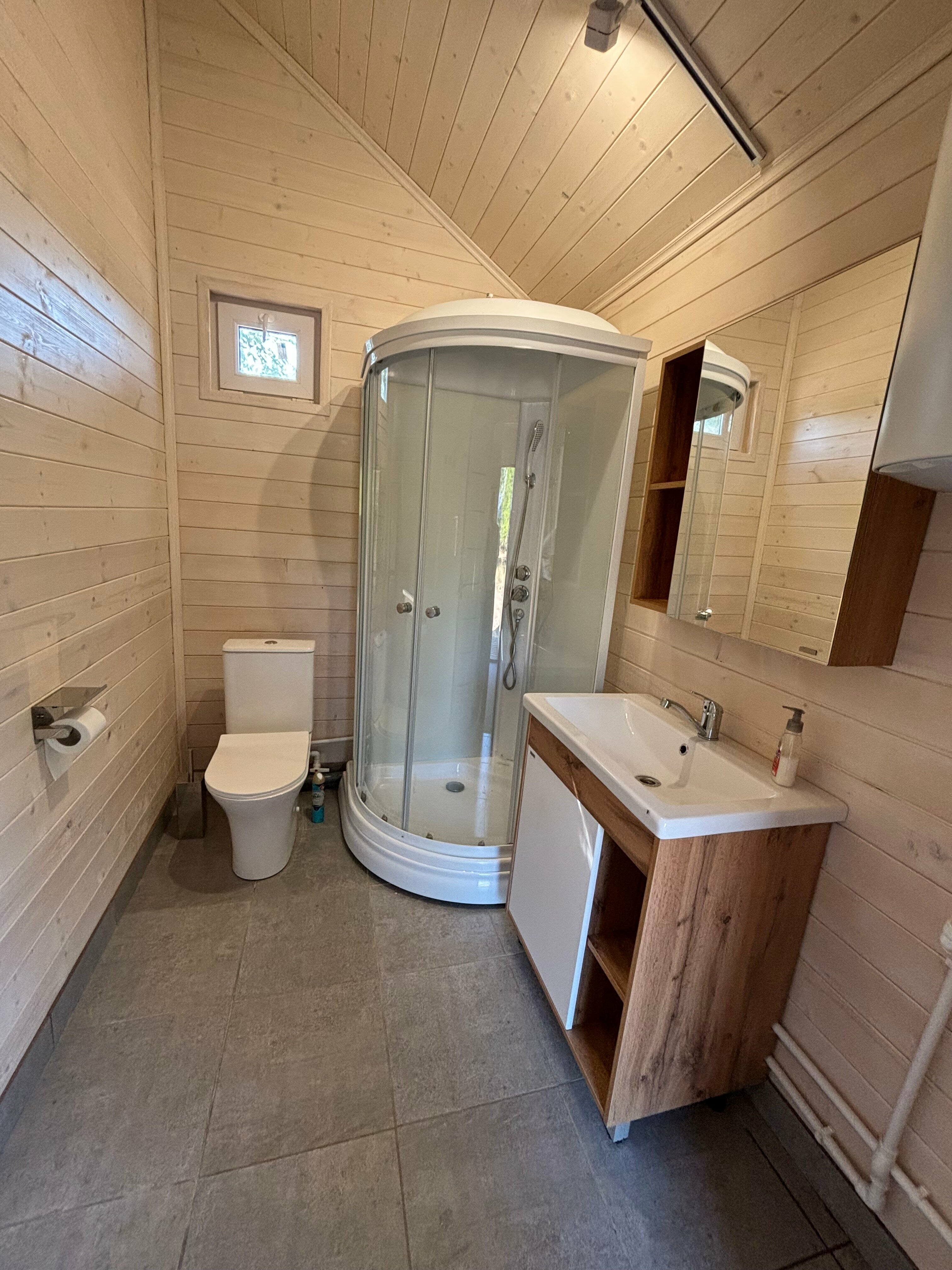 Четырехместный номер с ванной комнатой