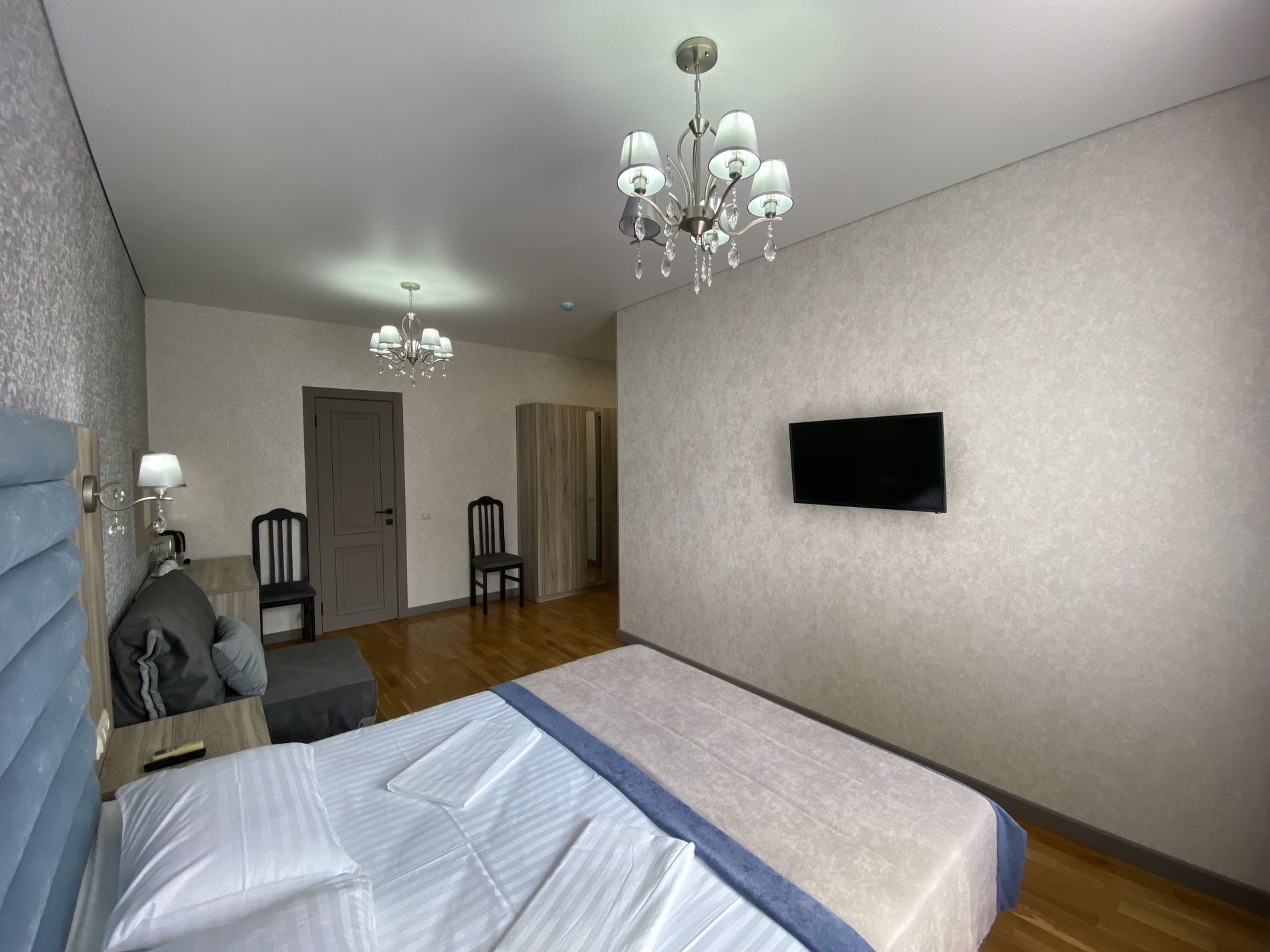 Двухместный номер с двуспальной кроватью и дополнительной кроватью