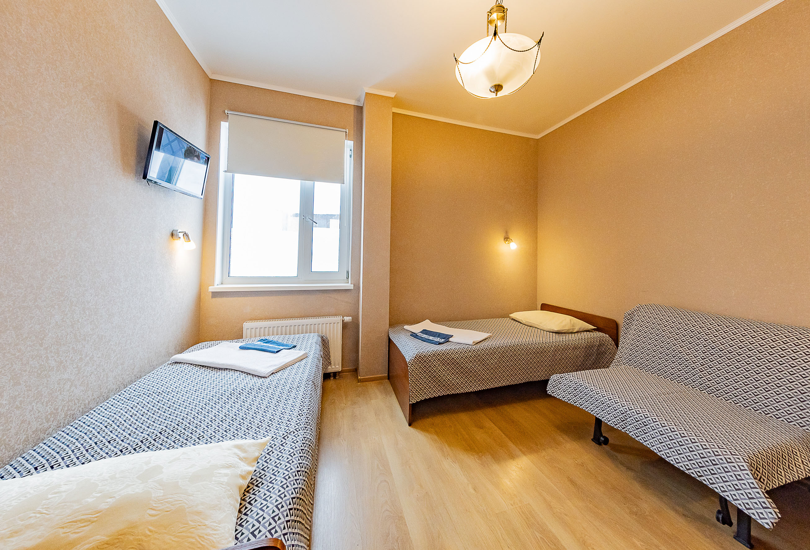 Стандартный двухместный номер с 2 отдельными кроватями и общей ванной комнатой