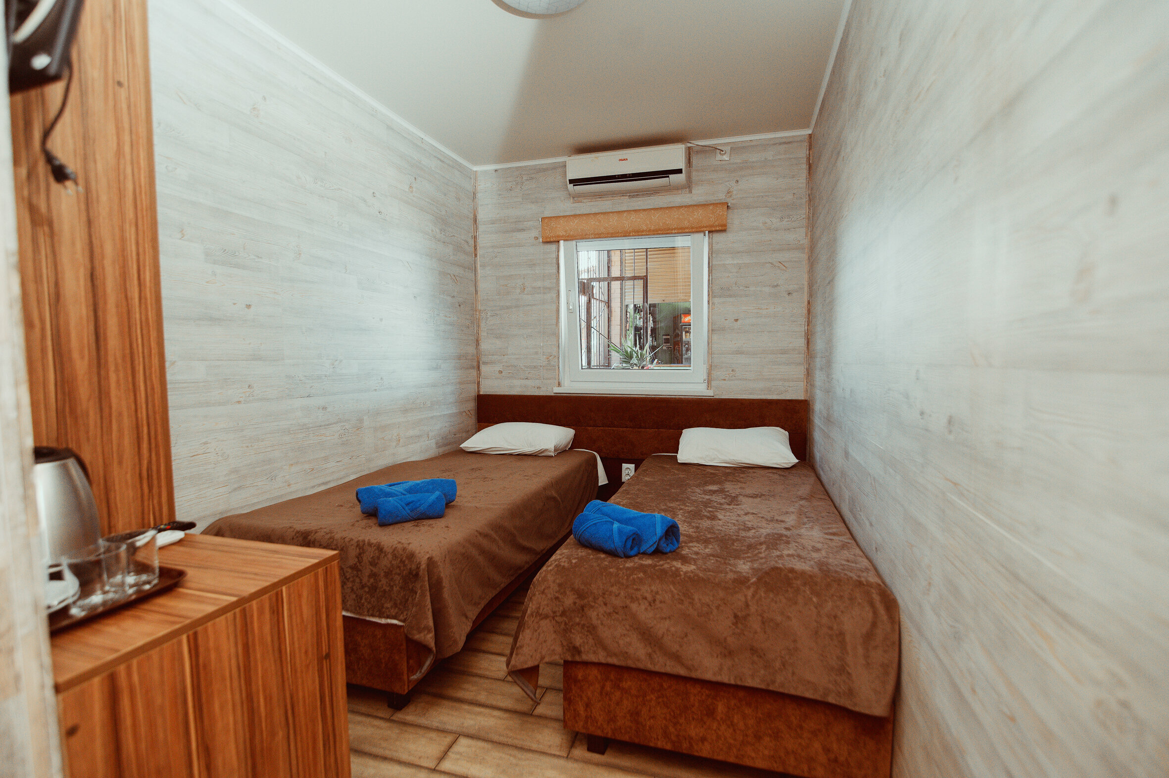 Двухместный номер с 2 отдельными кроватями и общей ванной комнатой