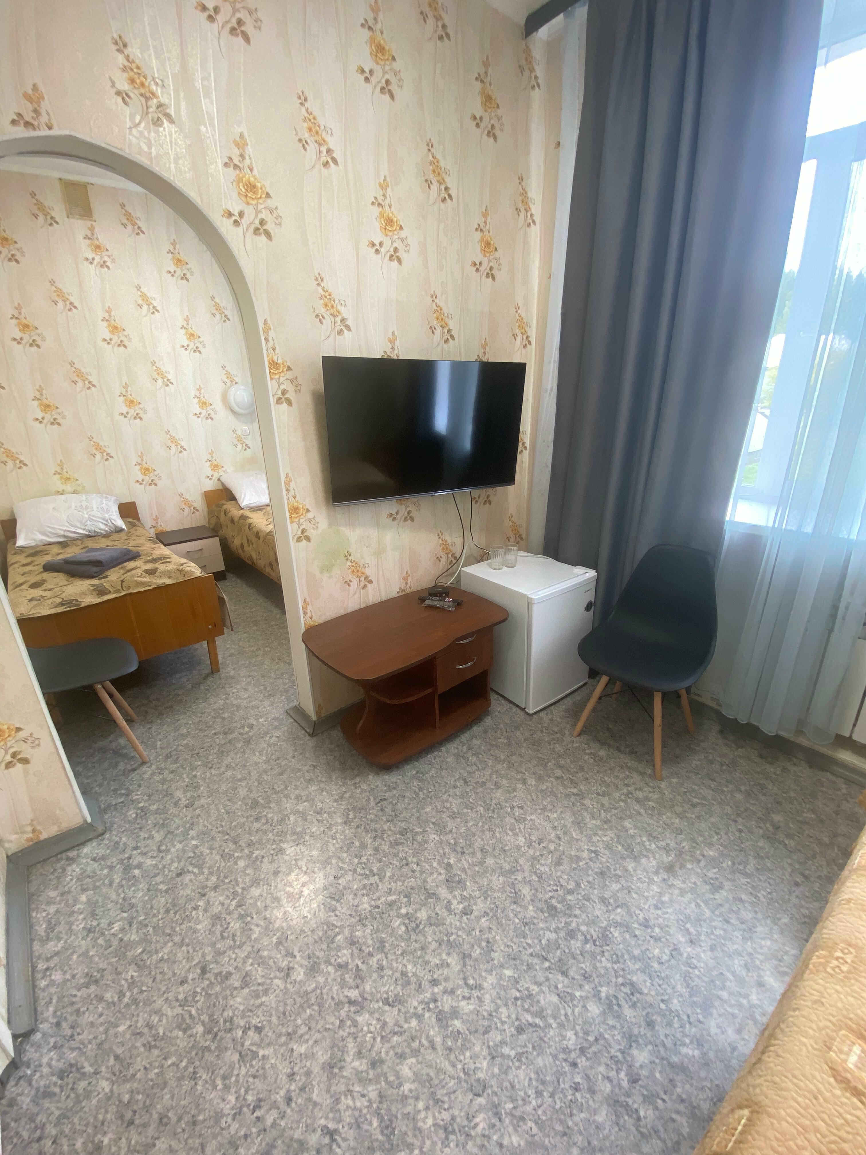 Трехместный номер эконом-класса с общей ванной комнатой