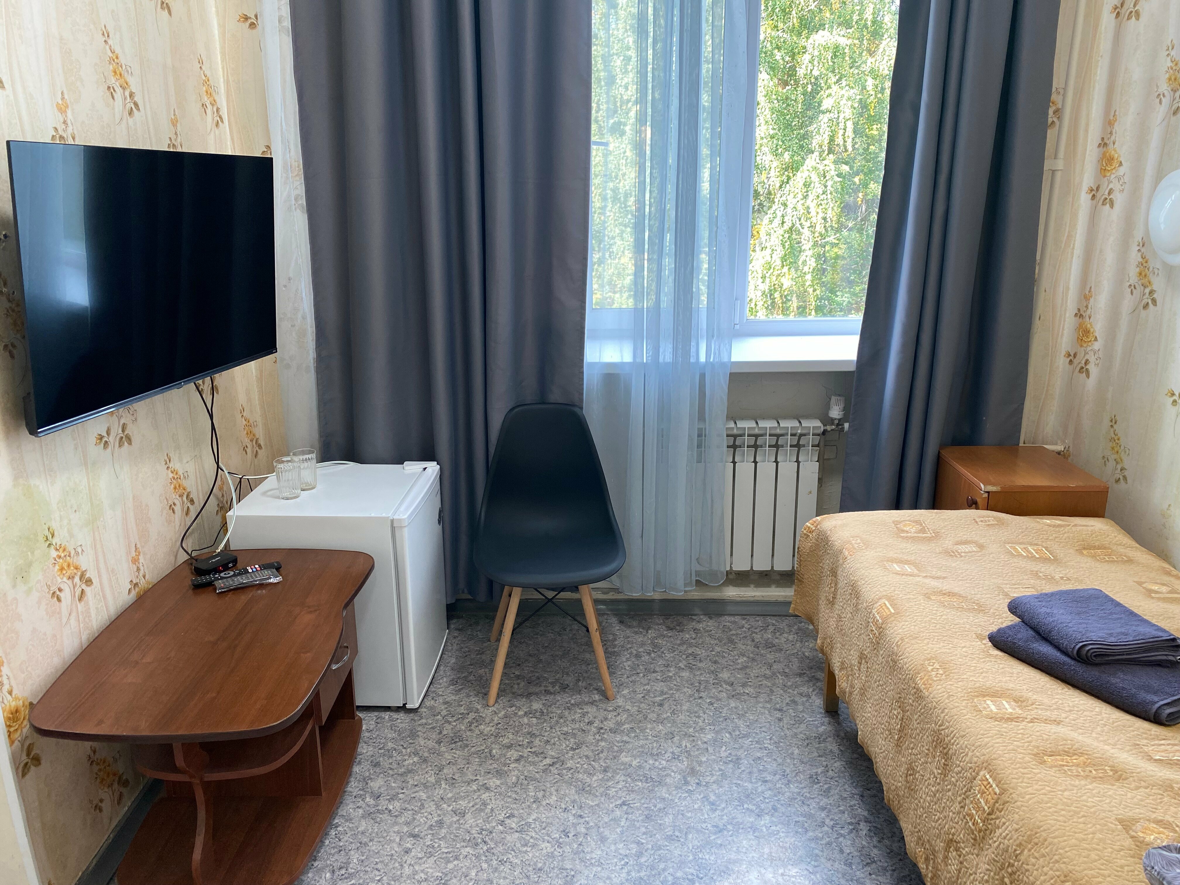 Трехместный номер эконом-класса с общей ванной комнатой