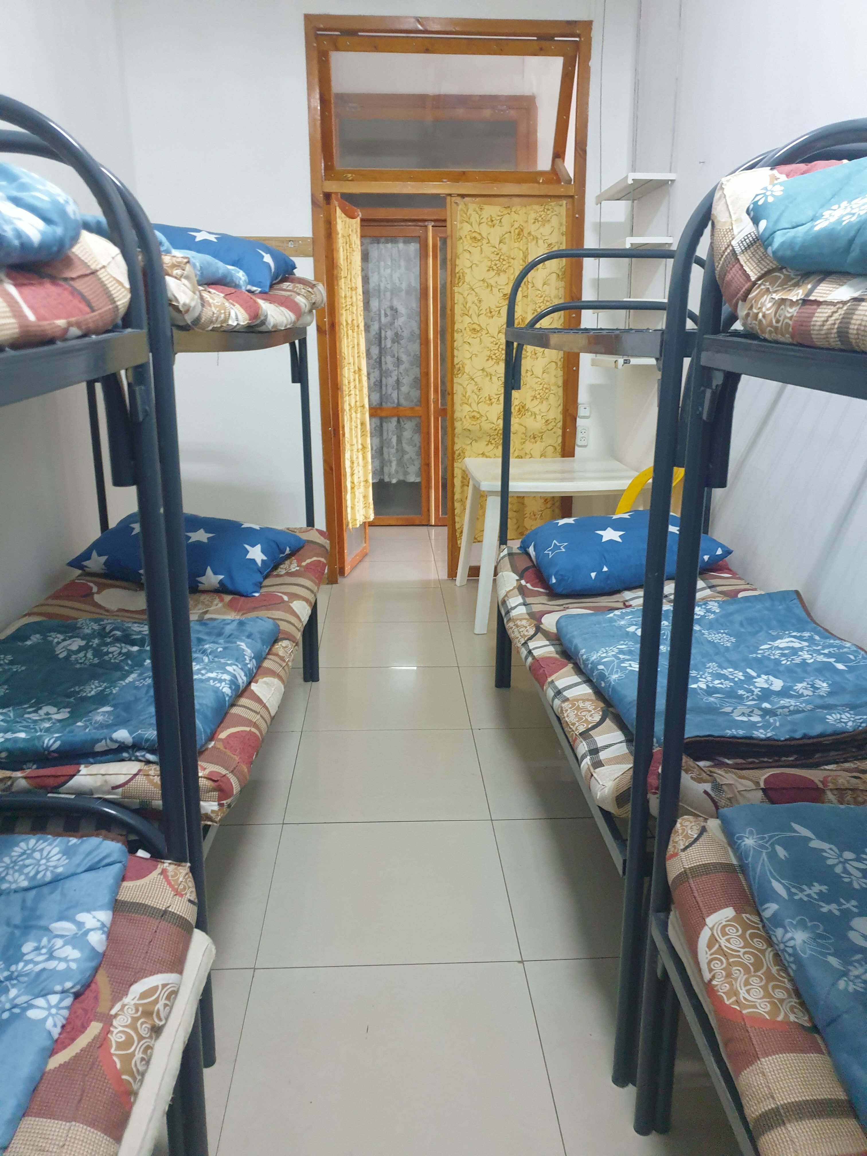 Общий номер для мужчин с 6 кроватями