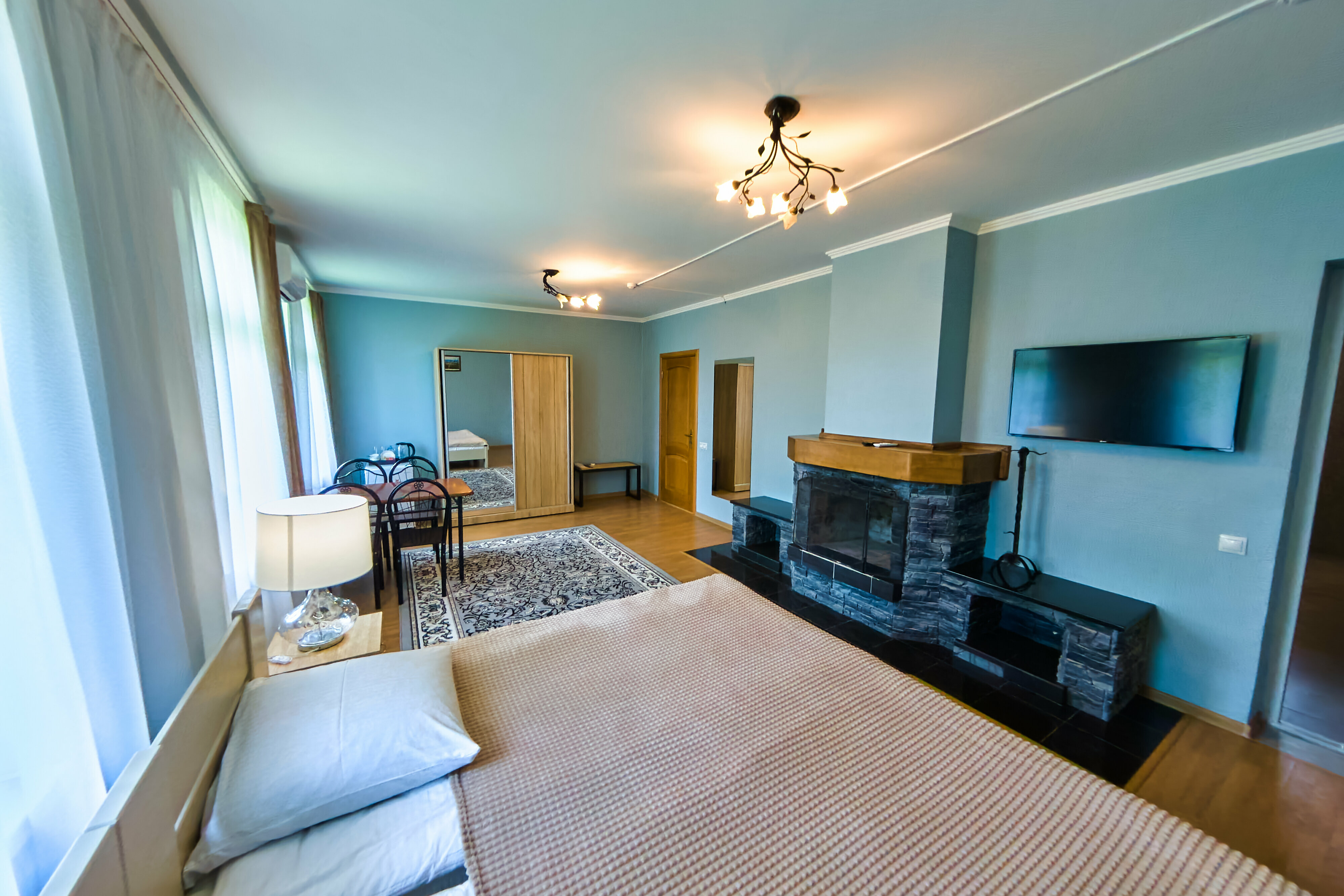 Однокомнатный номер улучшенный с камином в отдельном домике