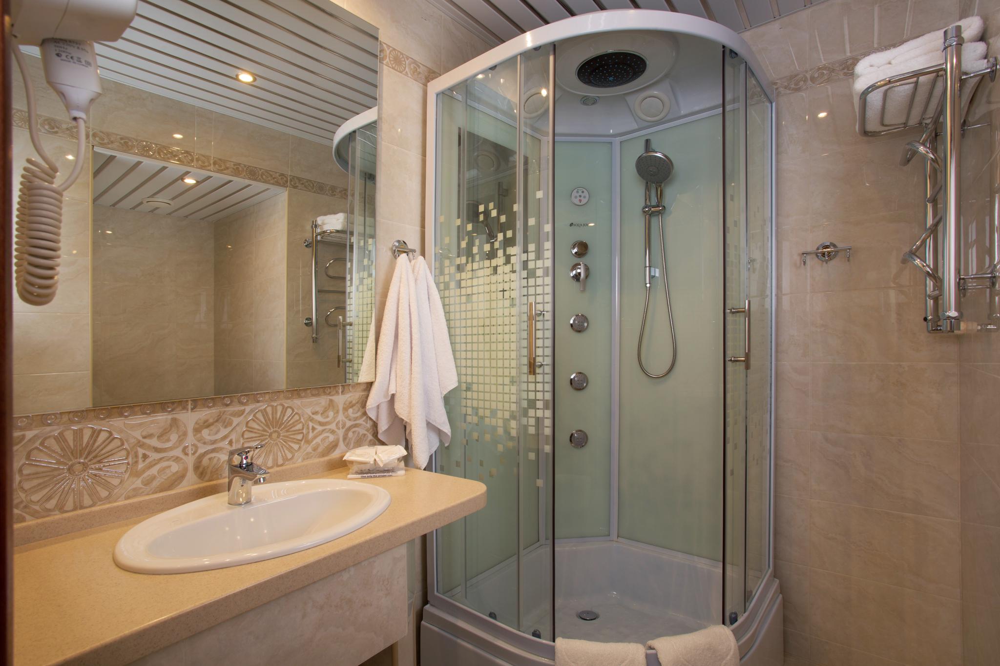 Номер люкс семейный с 1 двуспальной кроватью