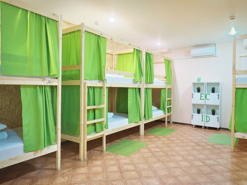 Спальное место на двухъярусной кровати в общем номере для мужчин и женщин