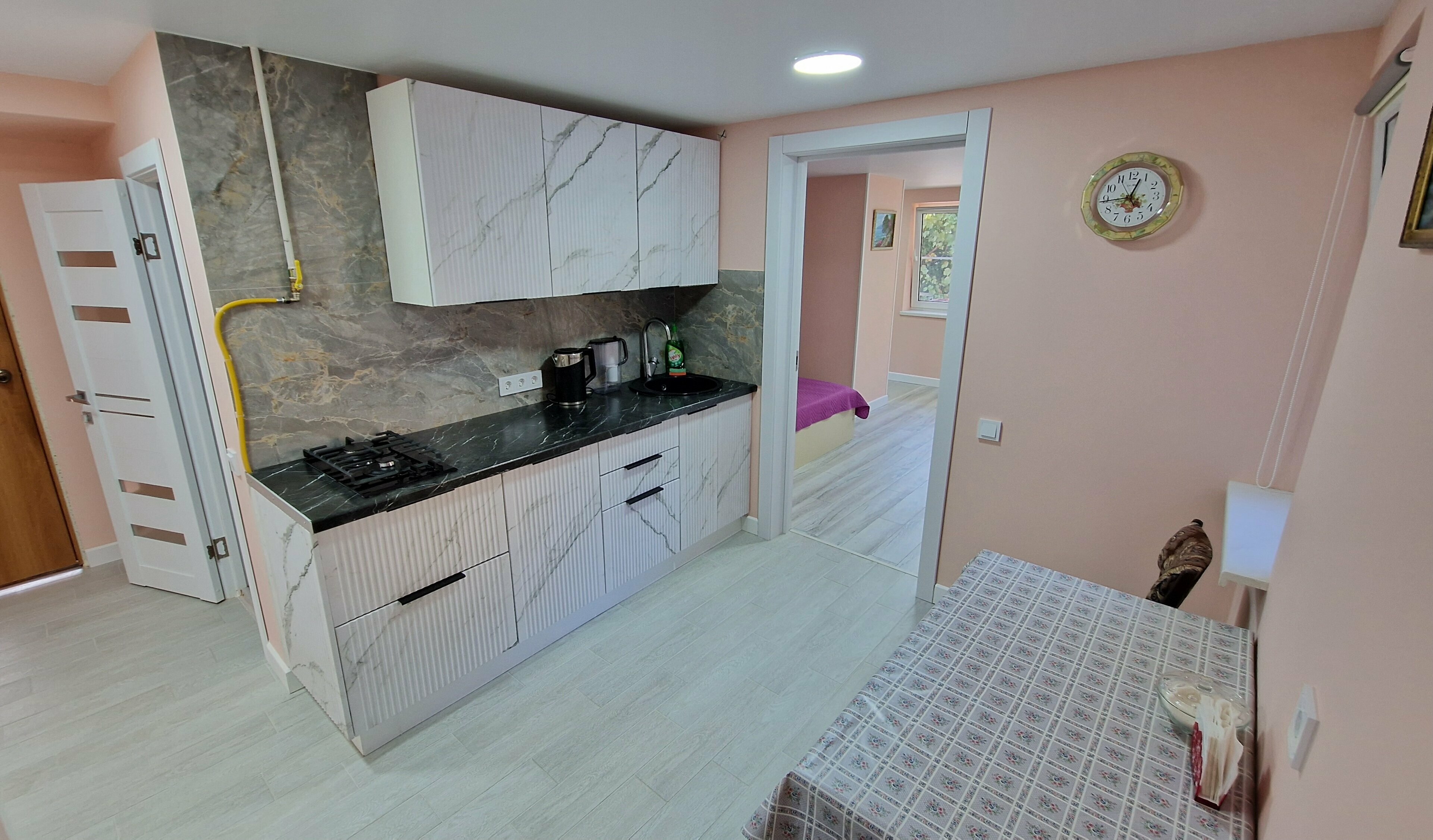 Двухместный номер с двуспальной кроватью и дополнительной кроватью