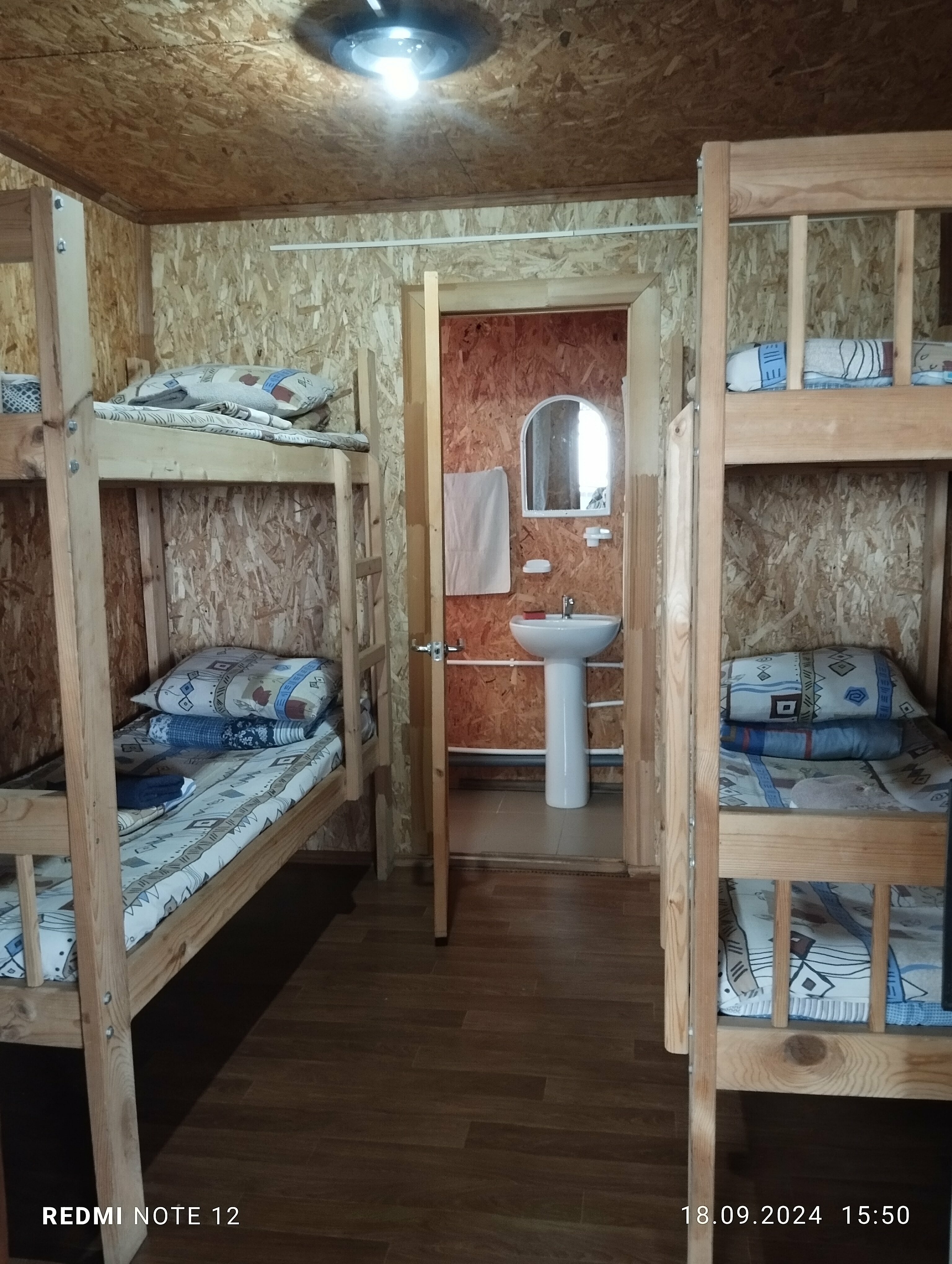 Четырехместный номер с ванной комнатой