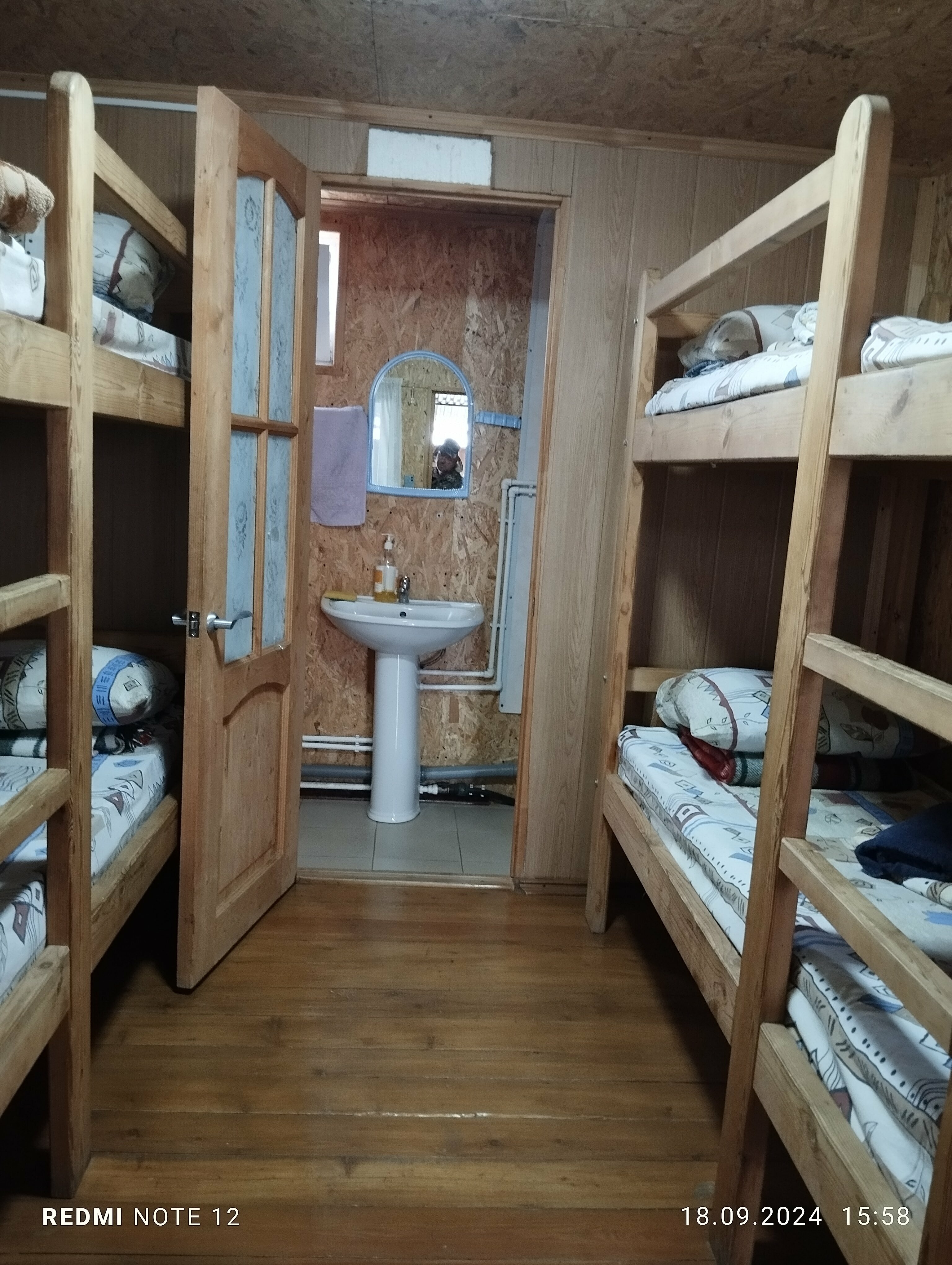 Четырехместный номер с ванной комнатой