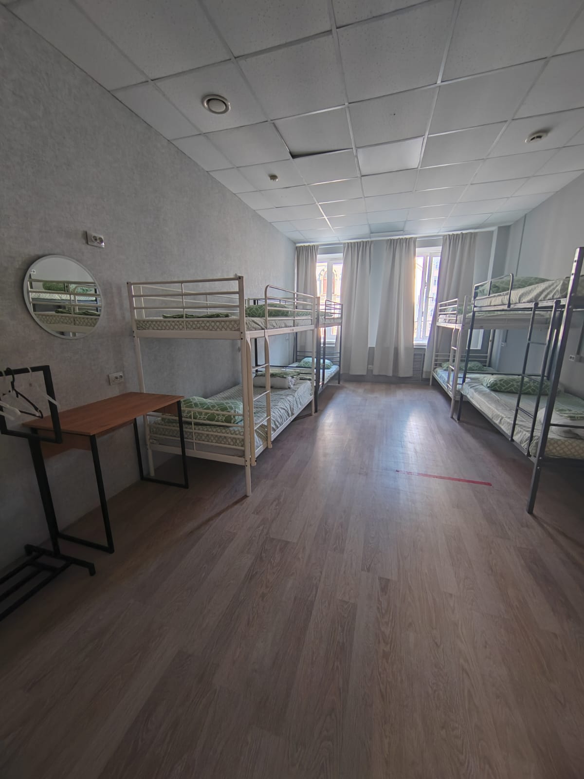 Спальное место на двухъярусной кровати в общем номере для мужчин