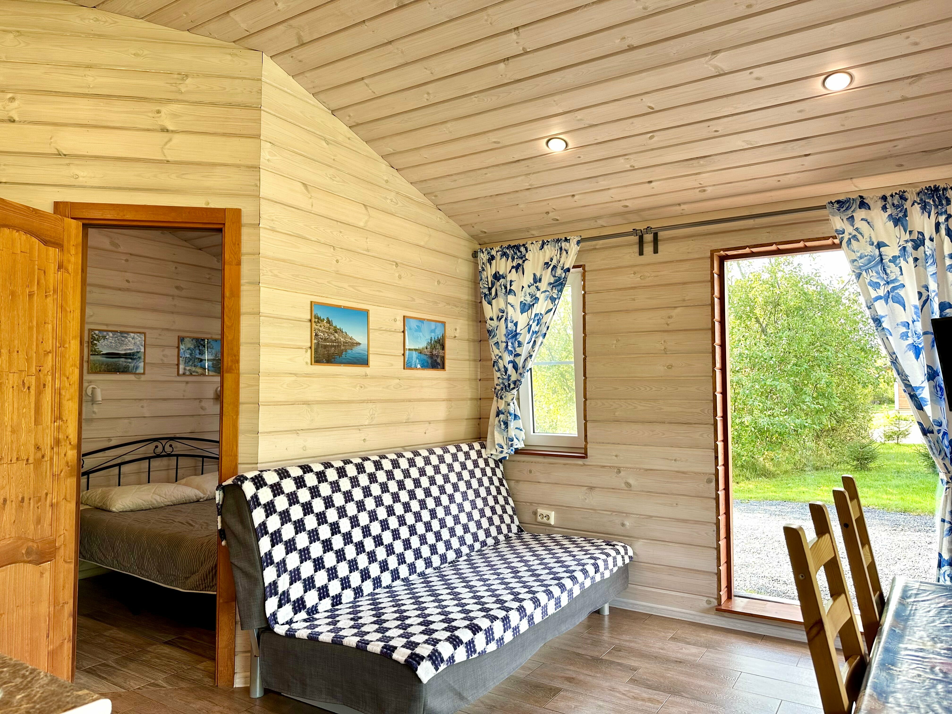 Коттедж с панорамным остеклением, с сауной, на 4х гостей.