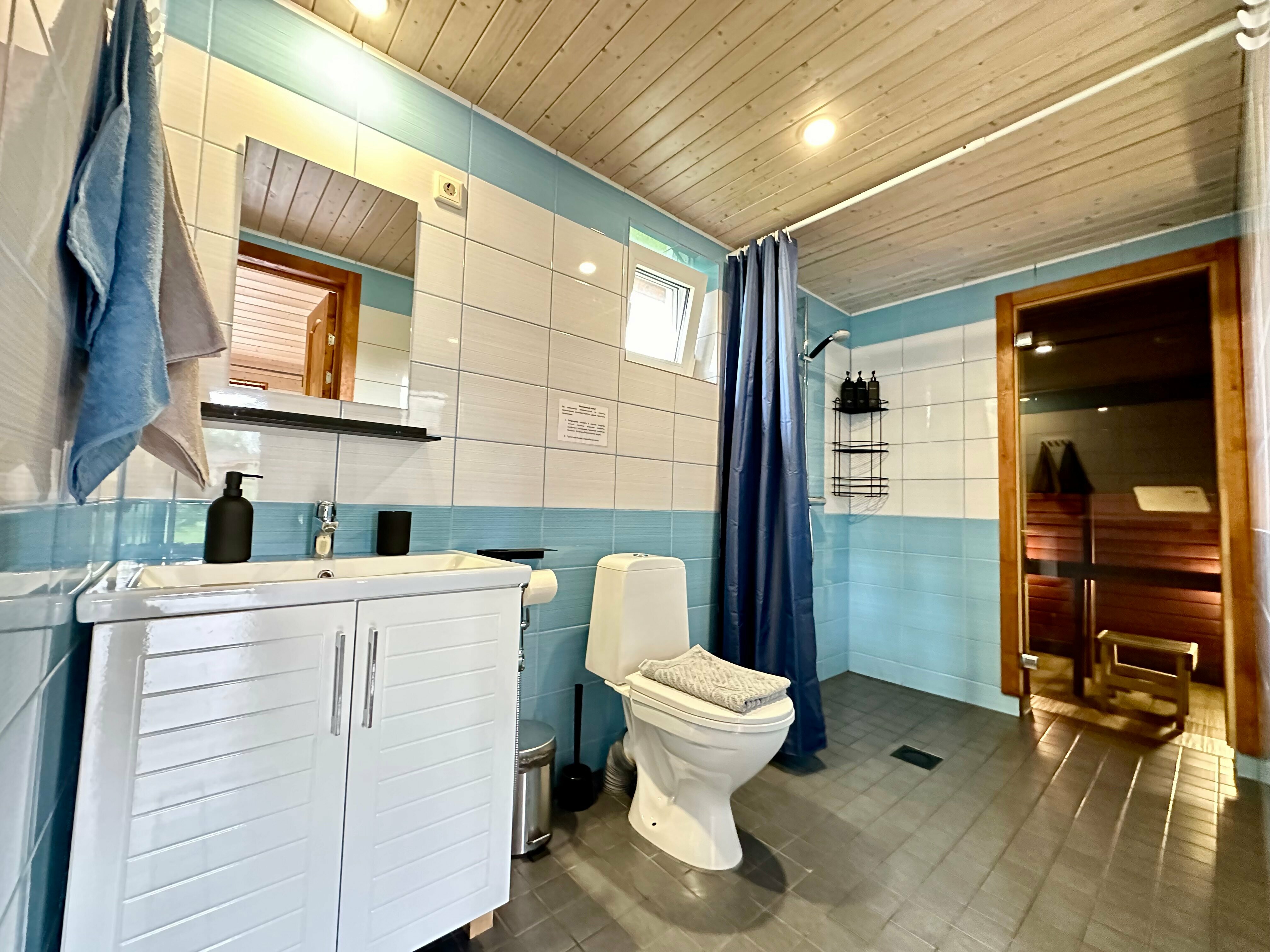 Коттедж с панорамным остеклением, с сауной, на 4х гостей.