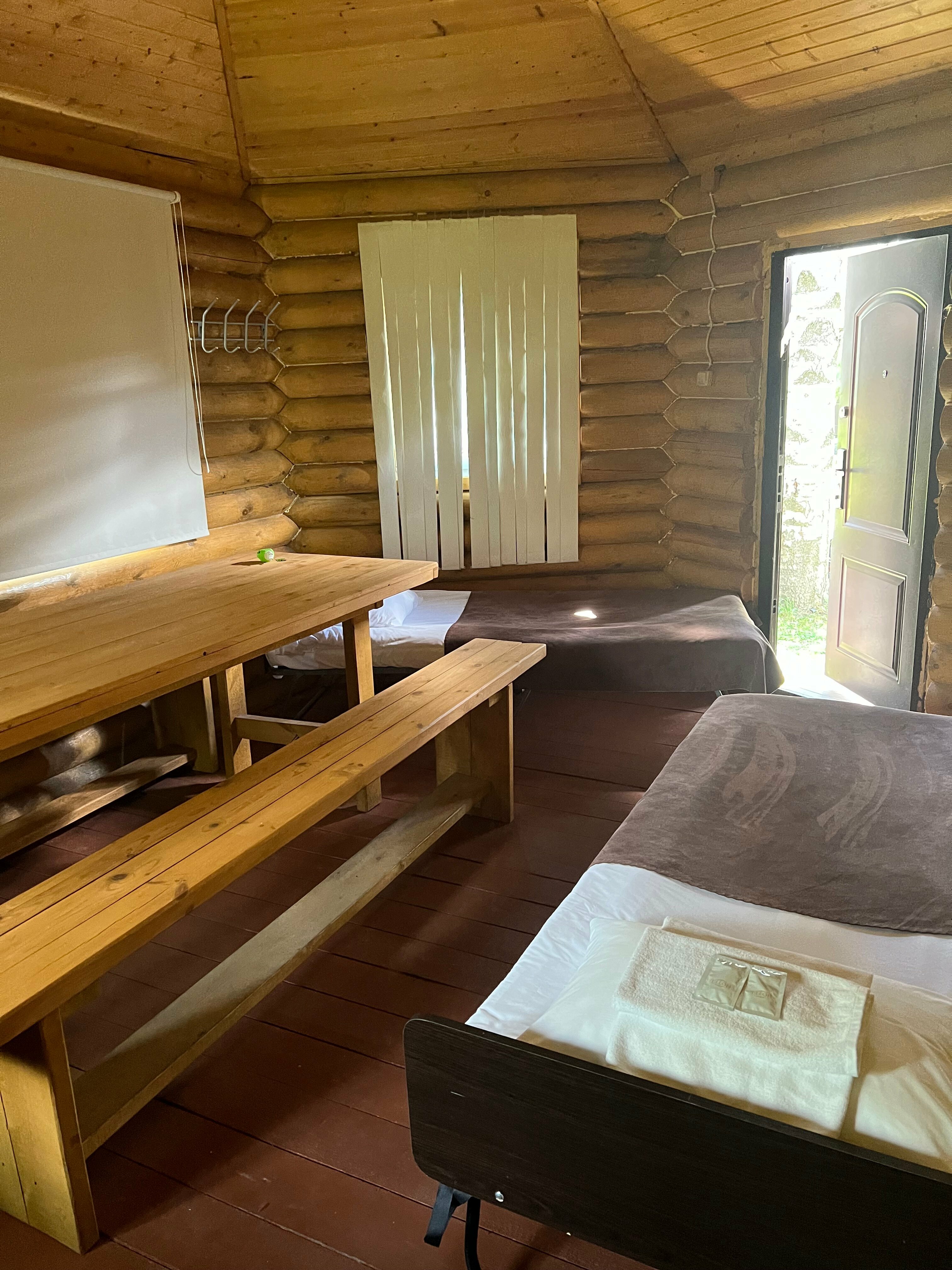 Трехместный номер в летнем домике без удобств, удобства в гостинице. Кровать еврораскладушка.