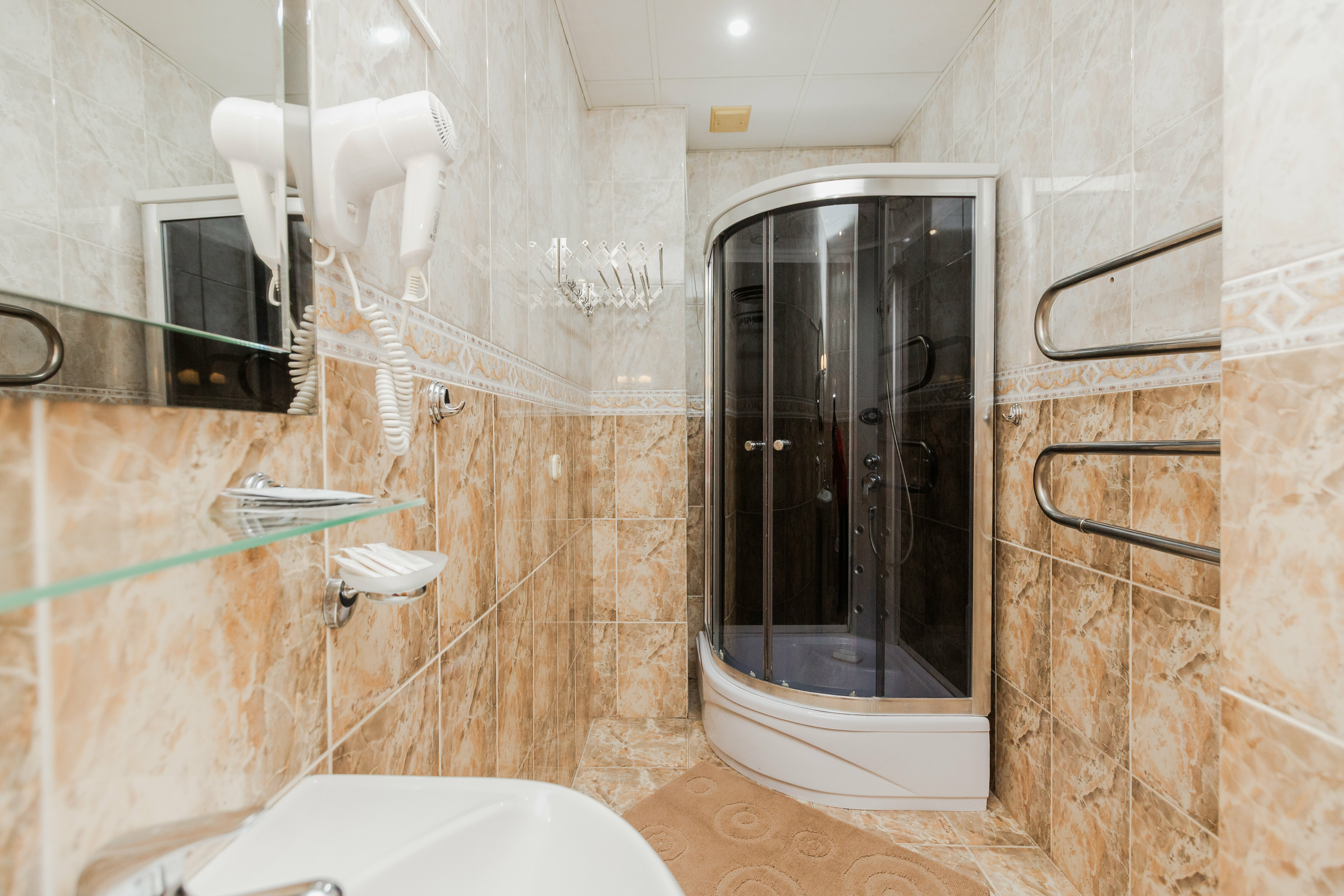 Трехместный номер «Комфорт» с душем