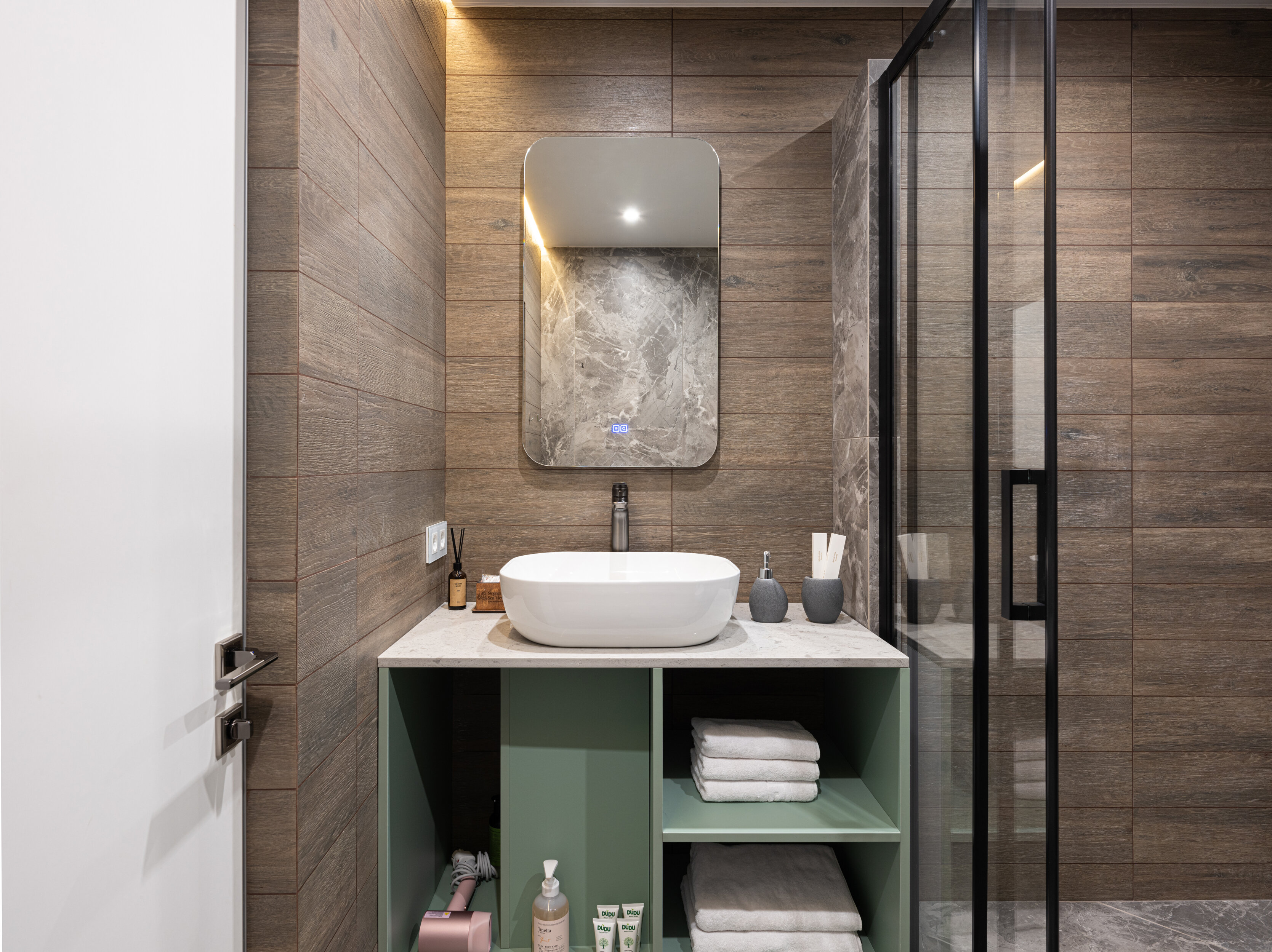 Семейный номер с боковым видом на море