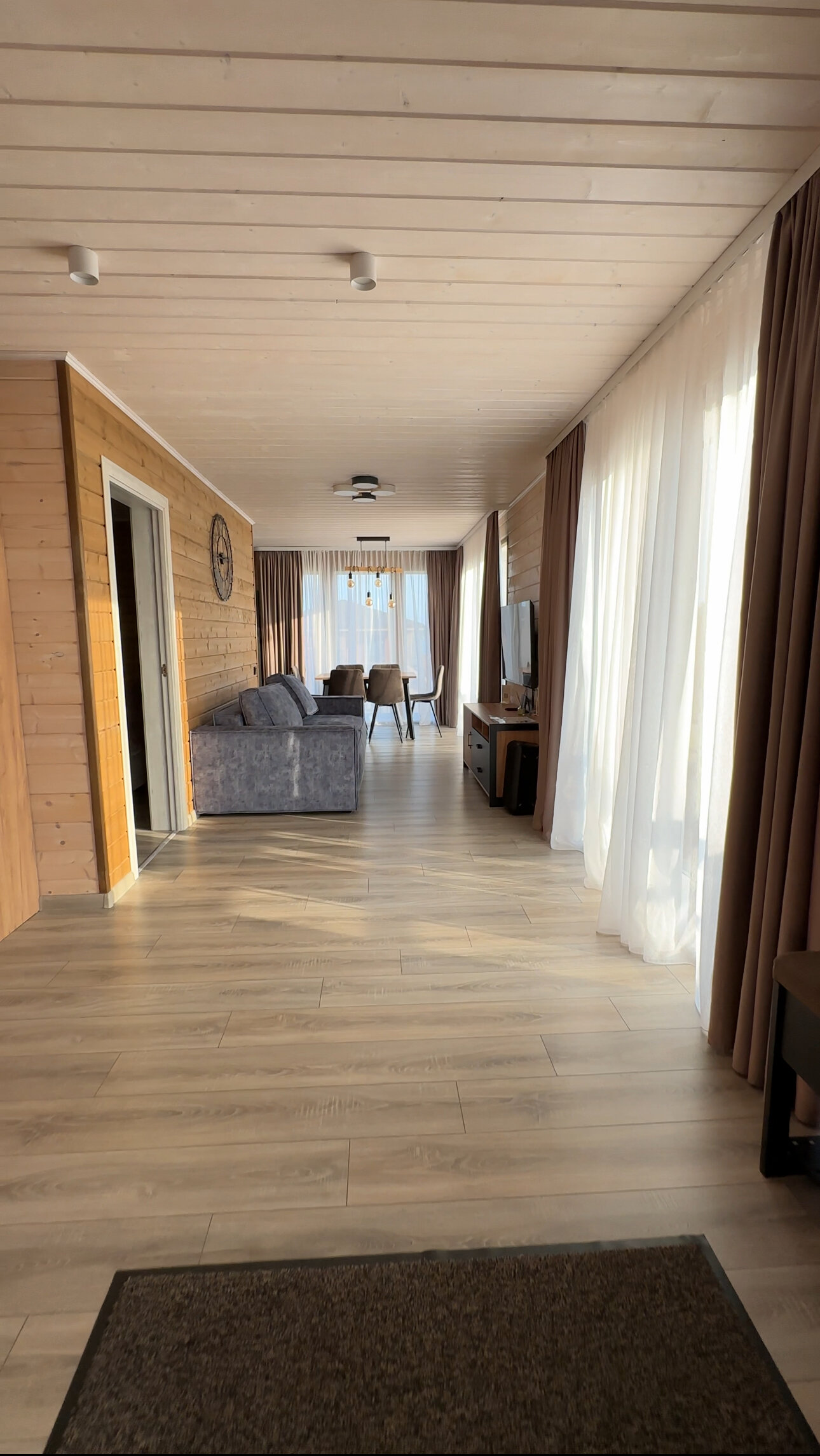 Семейный номер с видом на озеро