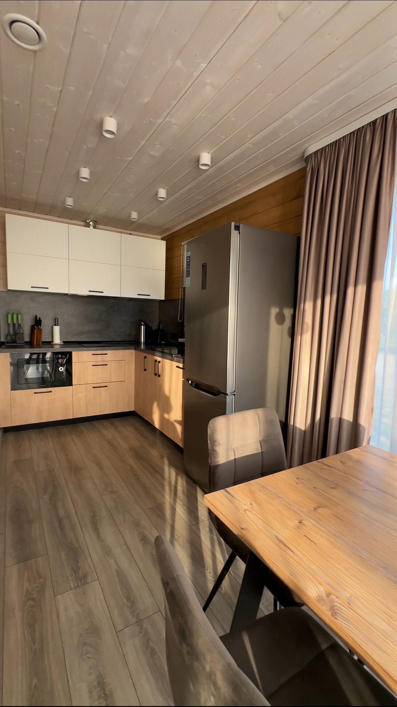 Семейный номер с видом на озеро