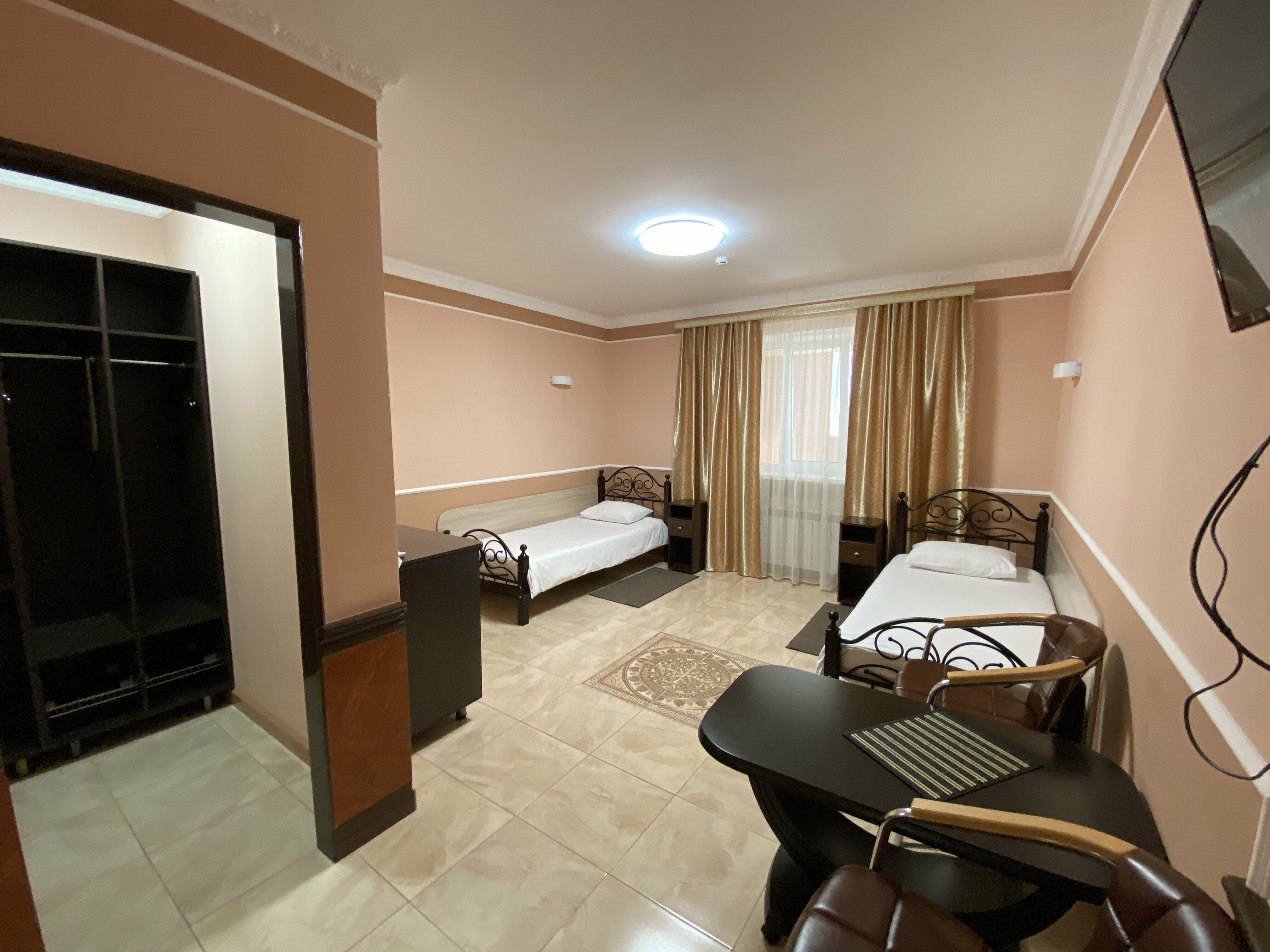 Стандартный номер с 2 односпальными кроватями и диваном