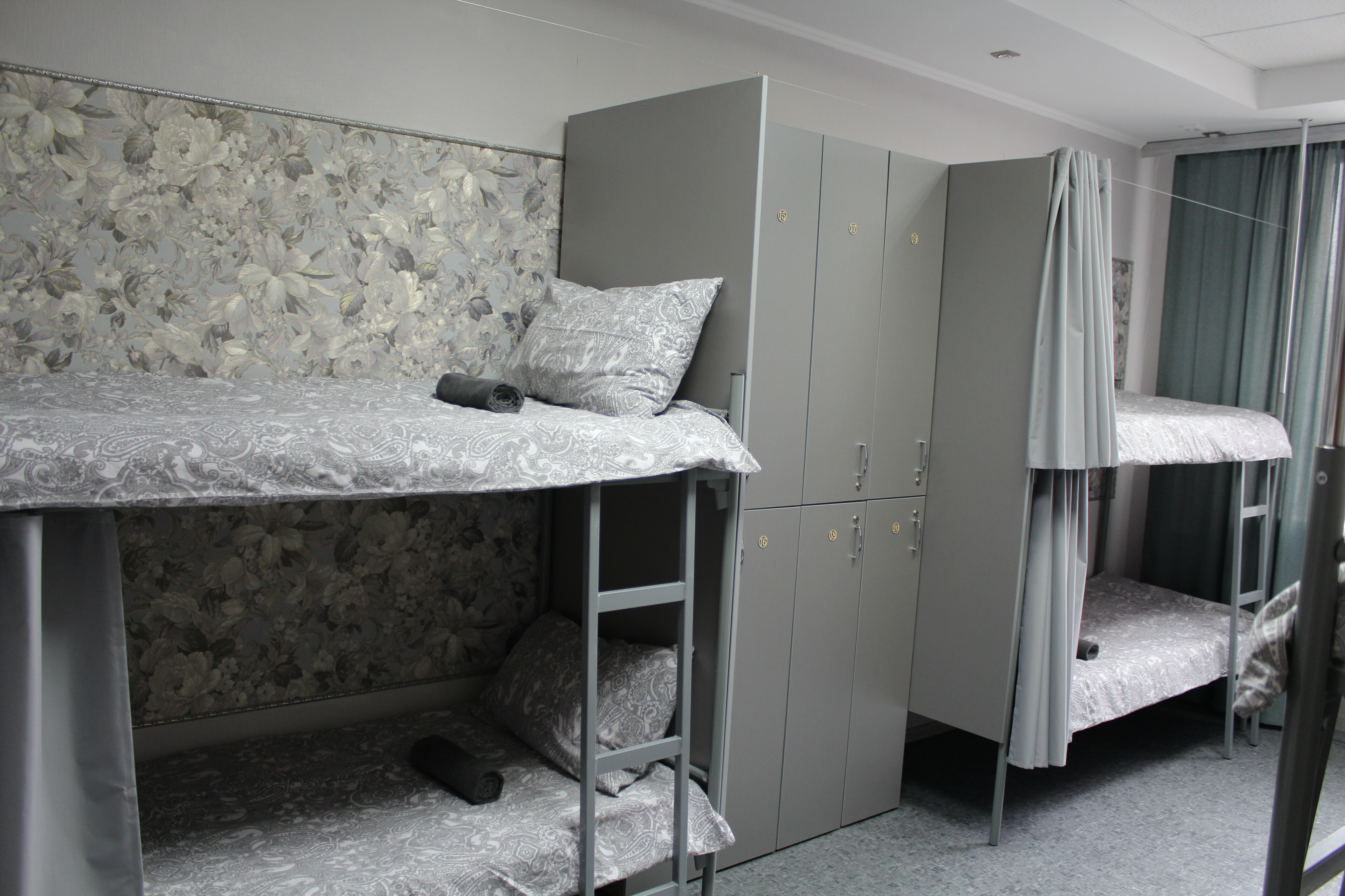 Спальное место на двухъярусной кровати в общем номере для мужчин и женщин