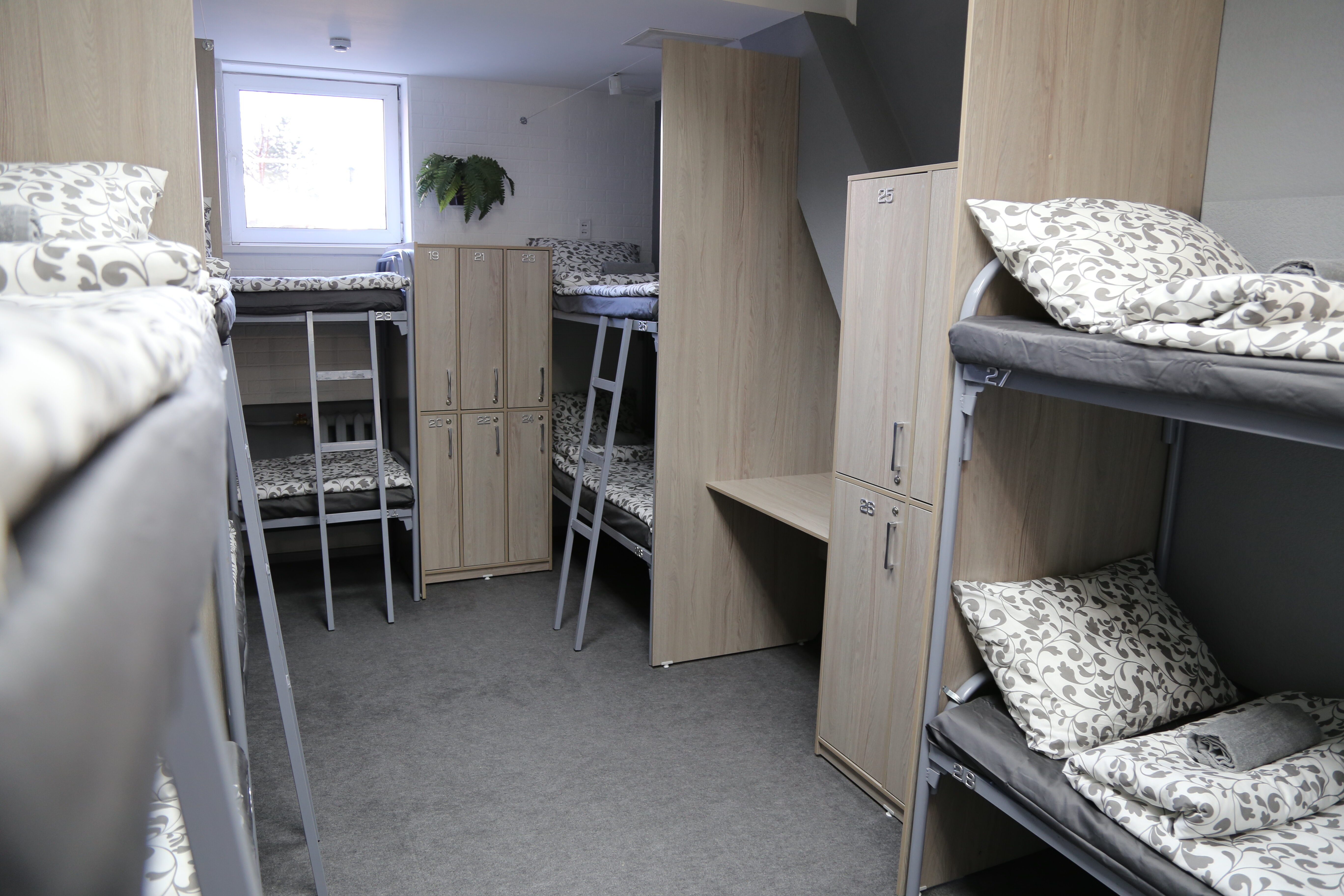 Спальное место на двухъярусной кровати в общем номере для мужчин