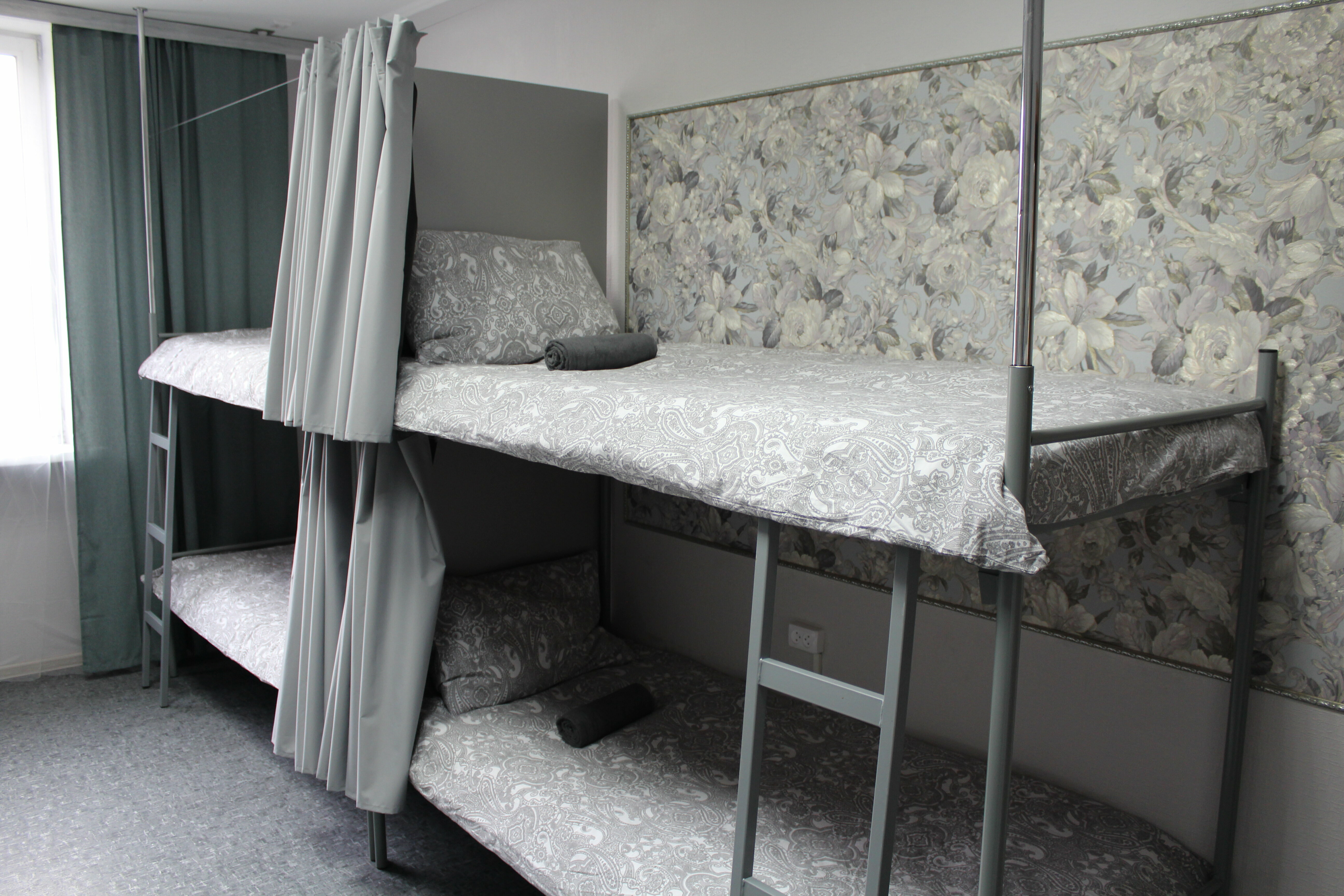 Спальное место на двухъярусной кровати в общем номере для мужчин и женщин