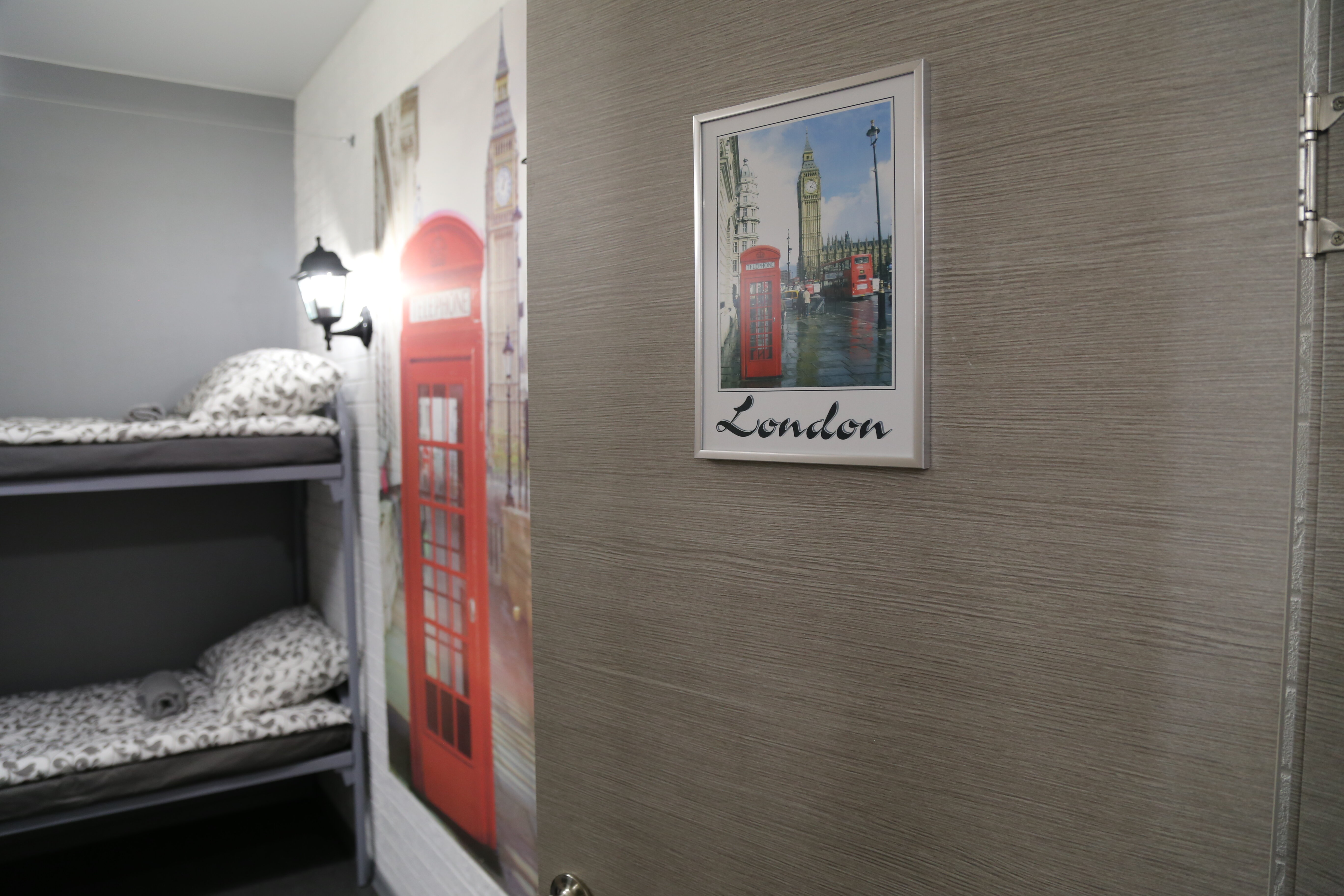 Спальное место на двухъярусной кровати в общем номере для мужчин и женщин