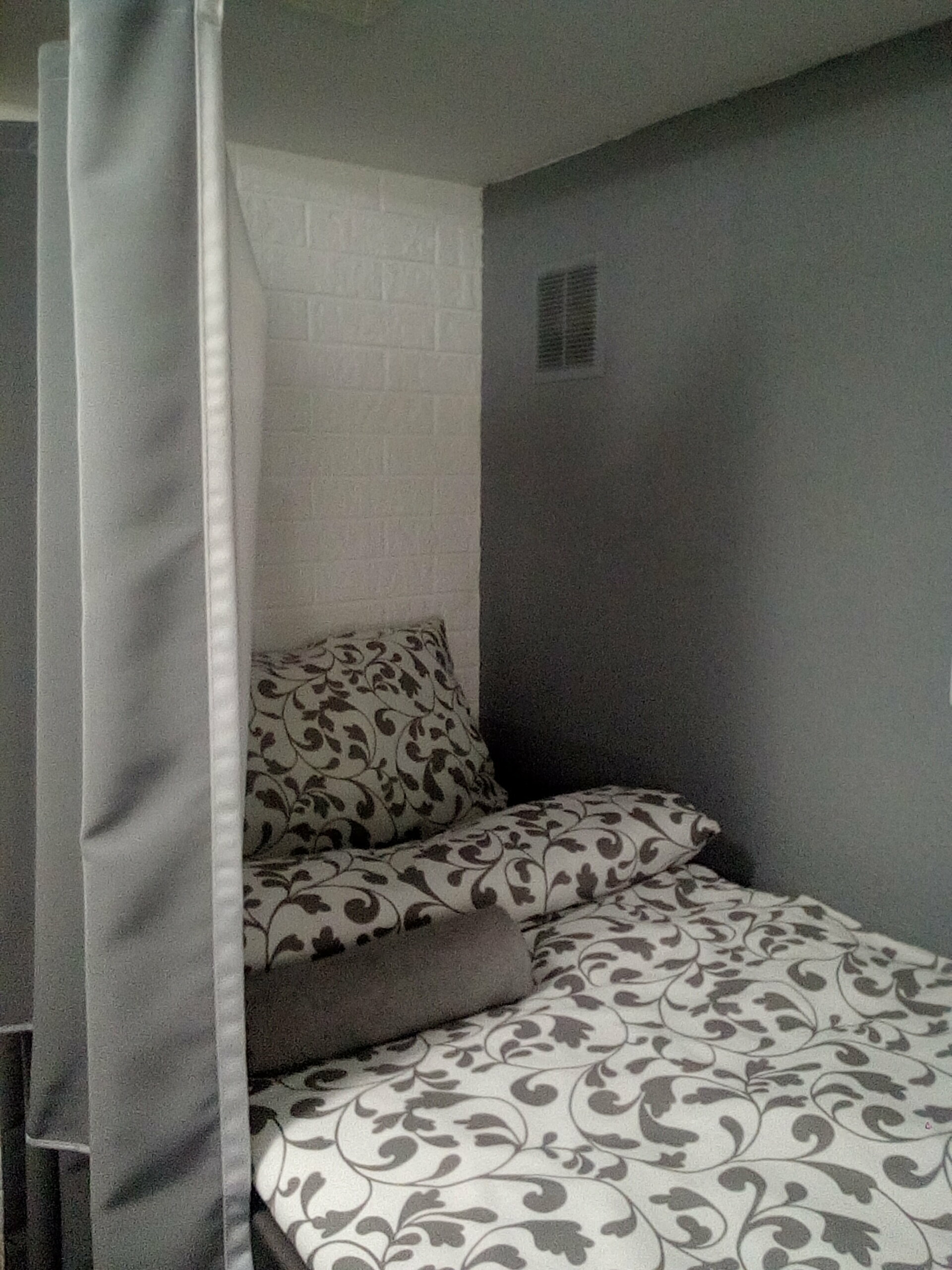 Спальное место на двухъярусной кровати в общем номере для мужчин и женщин