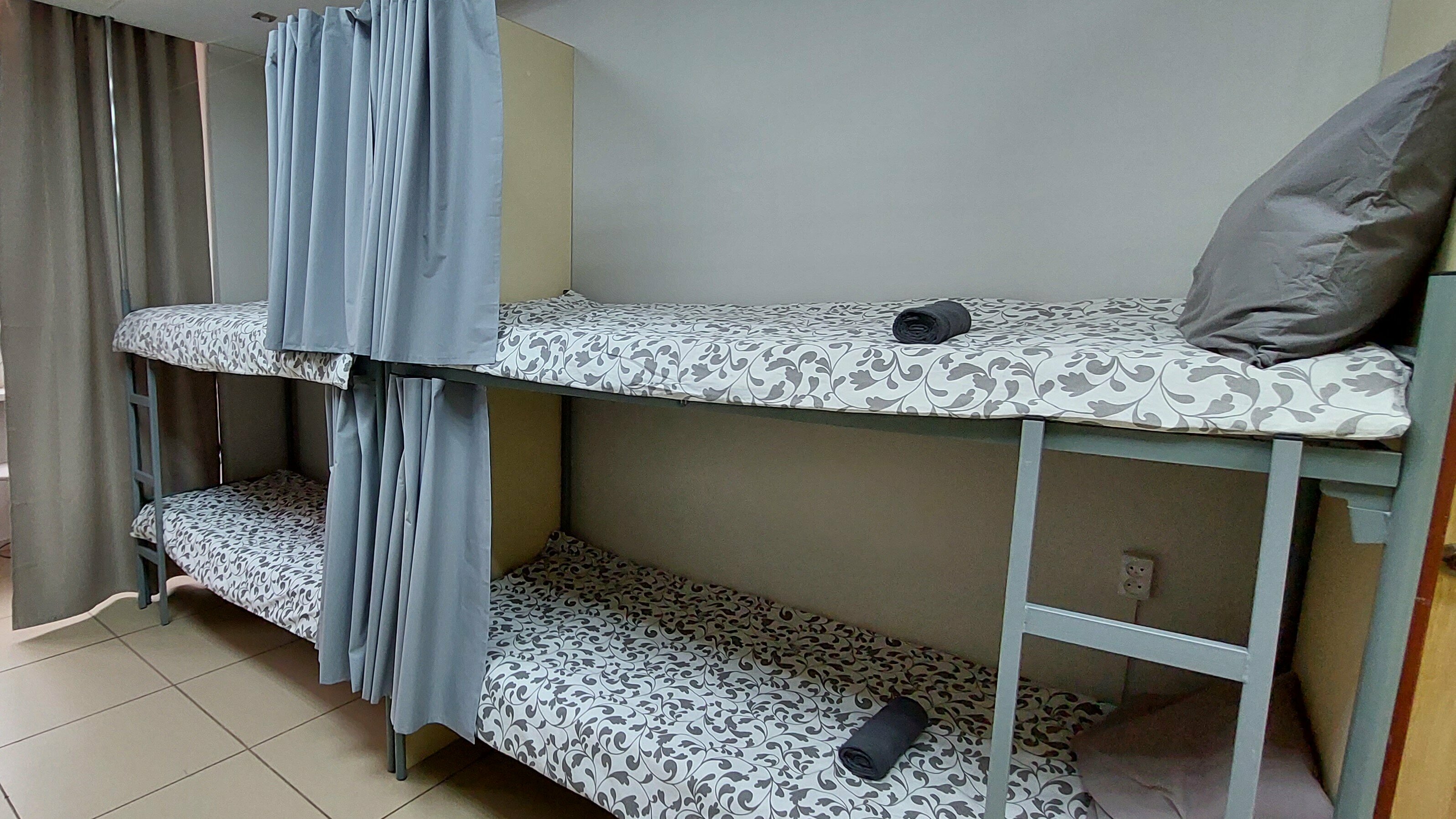 Спальное место на двухъярусной кровати в общем номере для мужчин и женщин