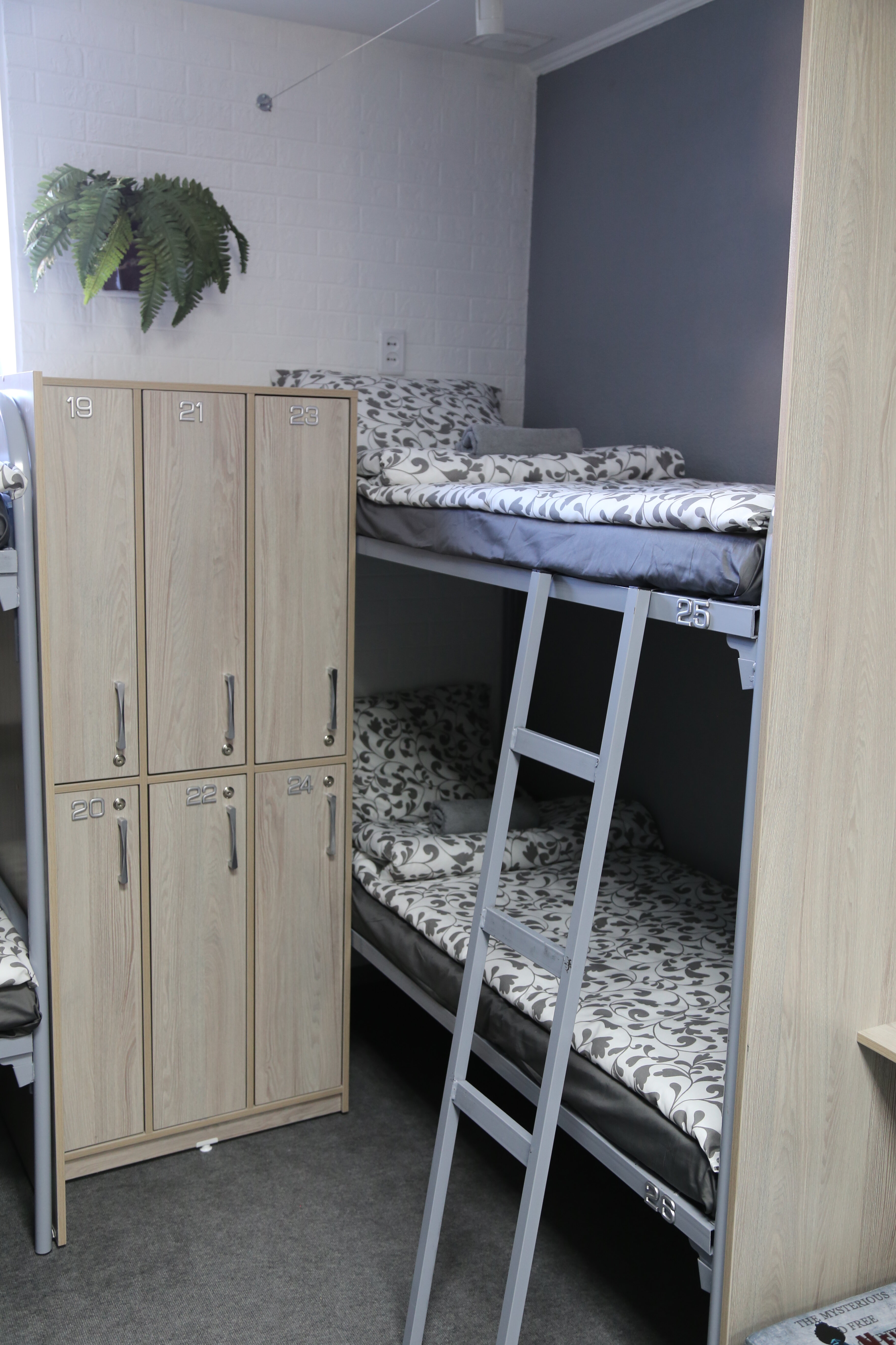 Спальное место на двухъярусной кровати в общем номере для мужчин