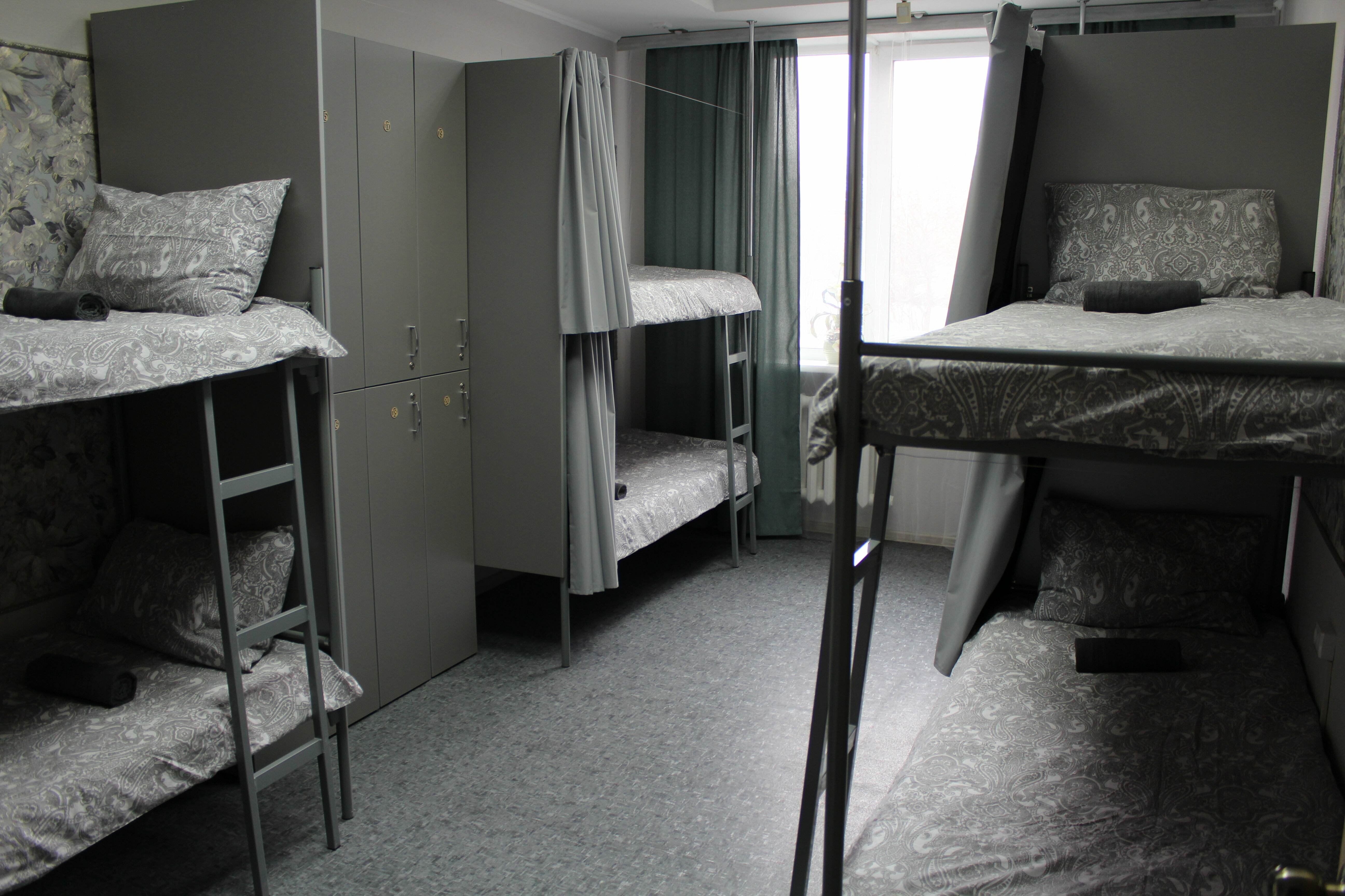 Спальное место на двухъярусной кровати в общем номере для мужчин и женщин