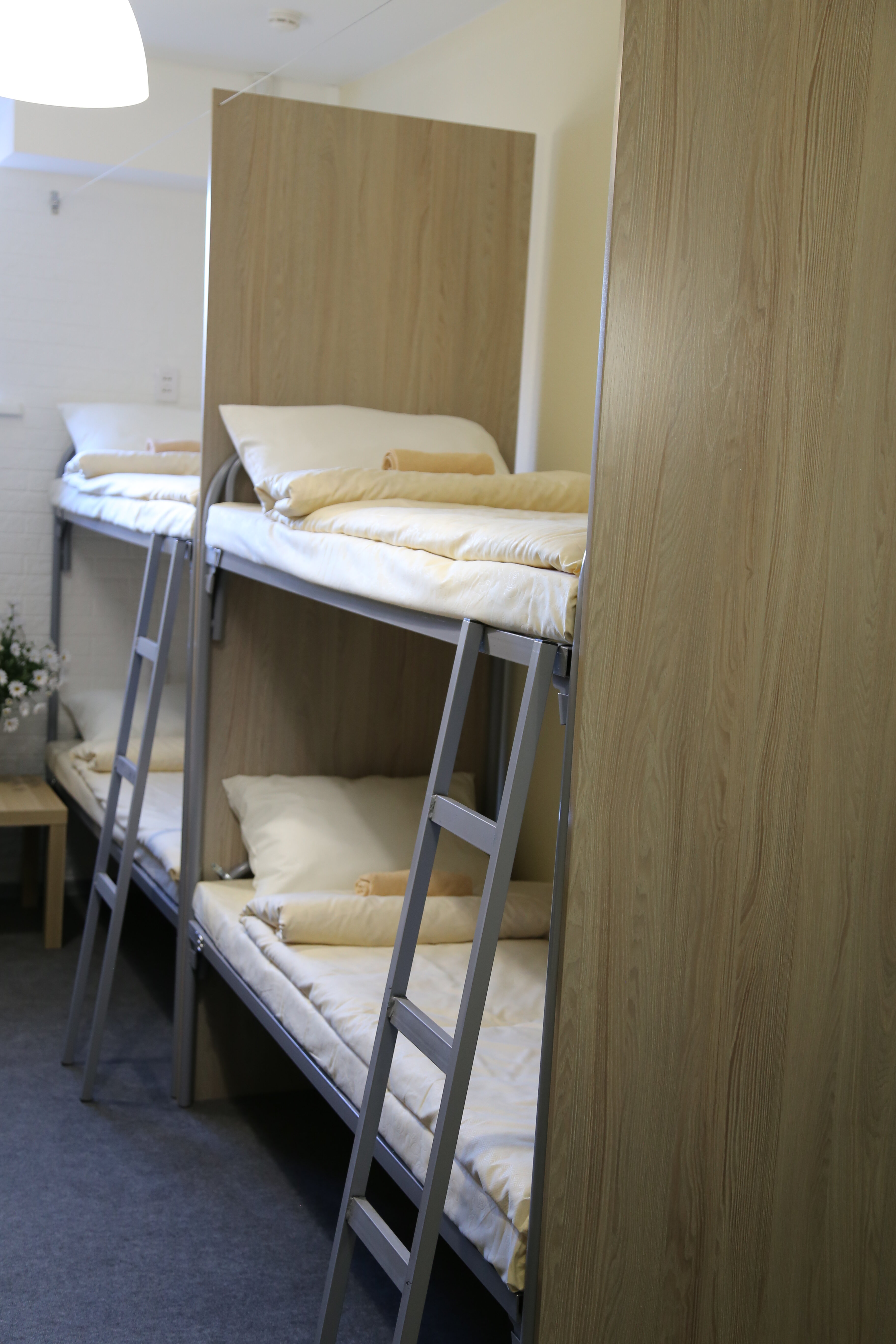 Спальное место на двухъярусной кровати в общем номере для женщин