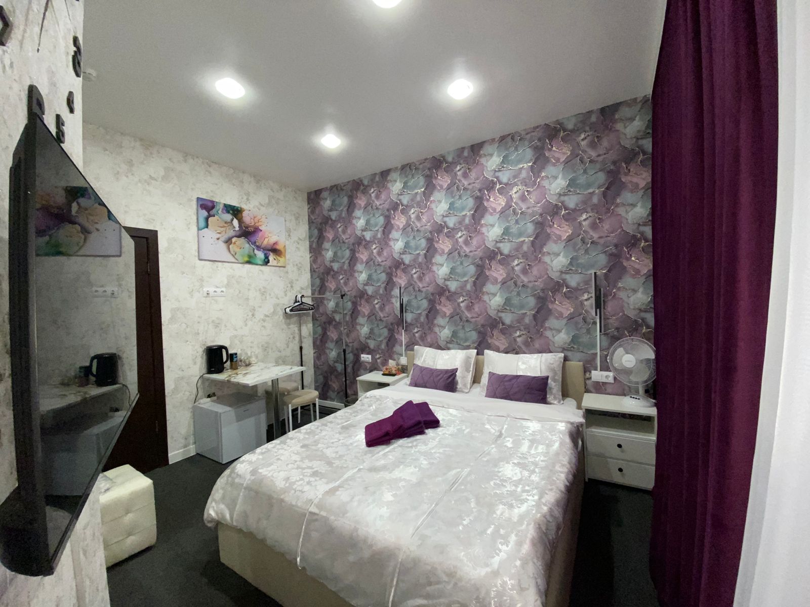 Номер улучшенный  со своим санузлом, душем и телевизором СМАРТ ТВ