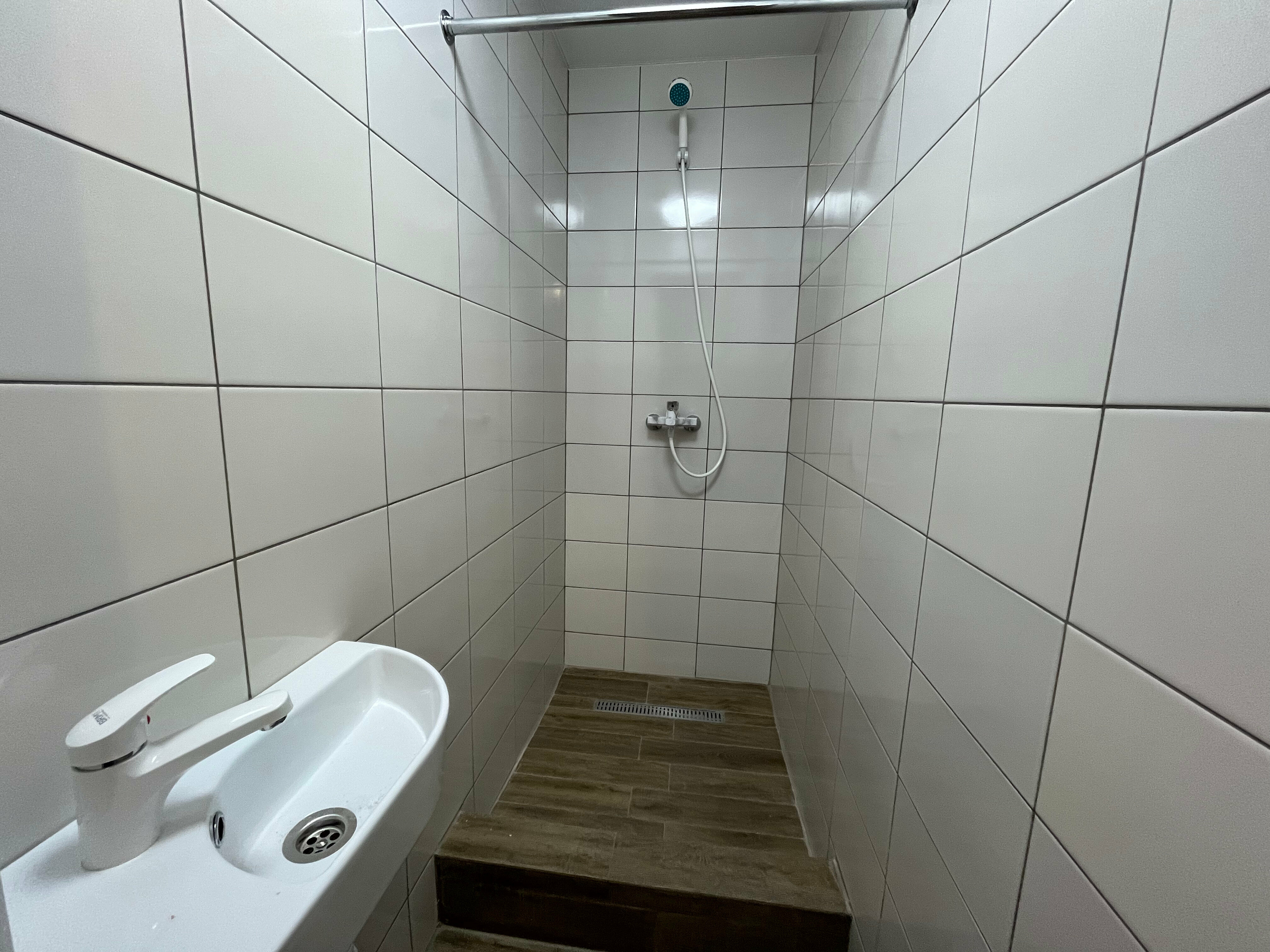 Двухместный номер с 2 отдельными кроватями и общей ванной комнатой