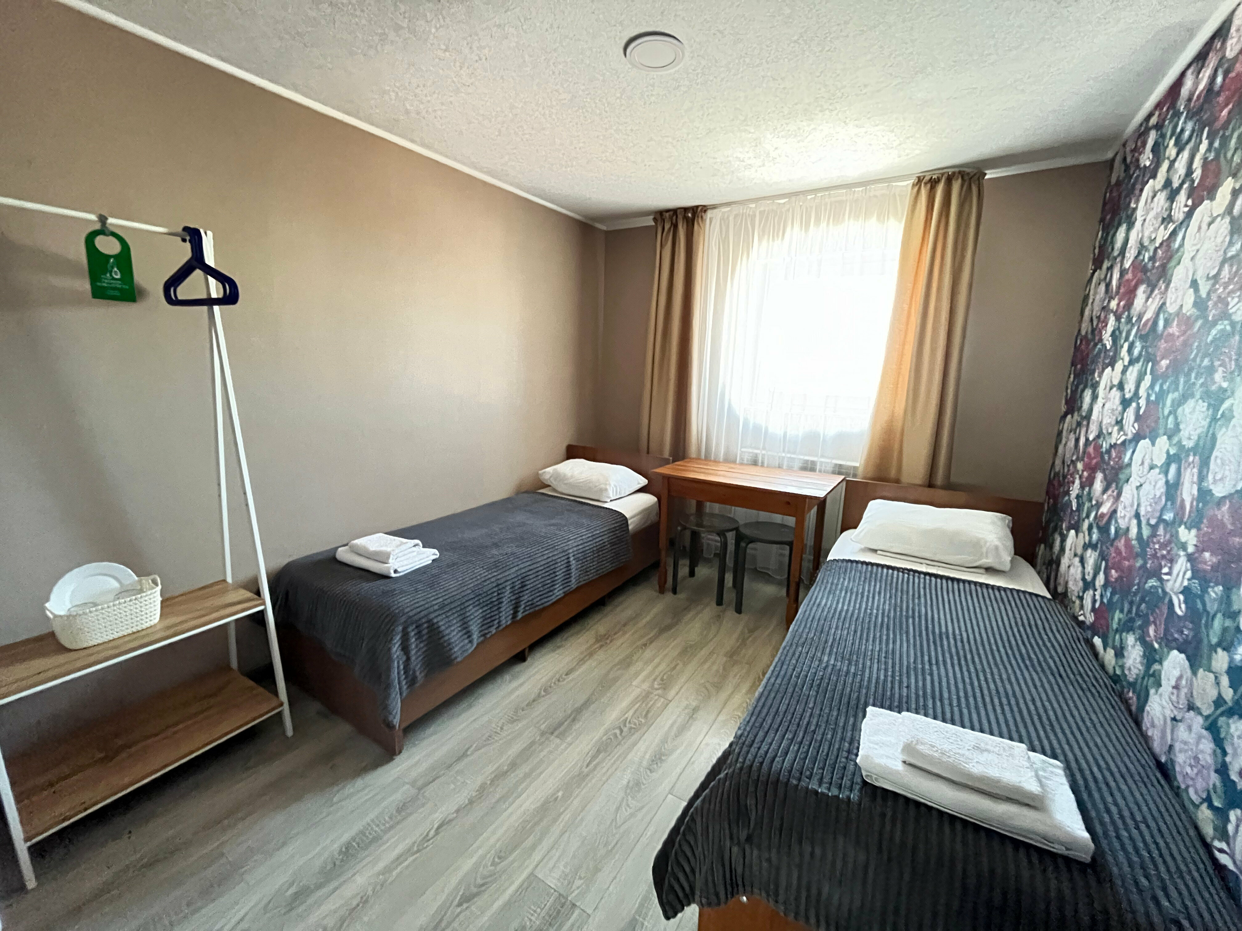 Двухместный номер с 2 отдельными кроватями и общей ванной комнатой