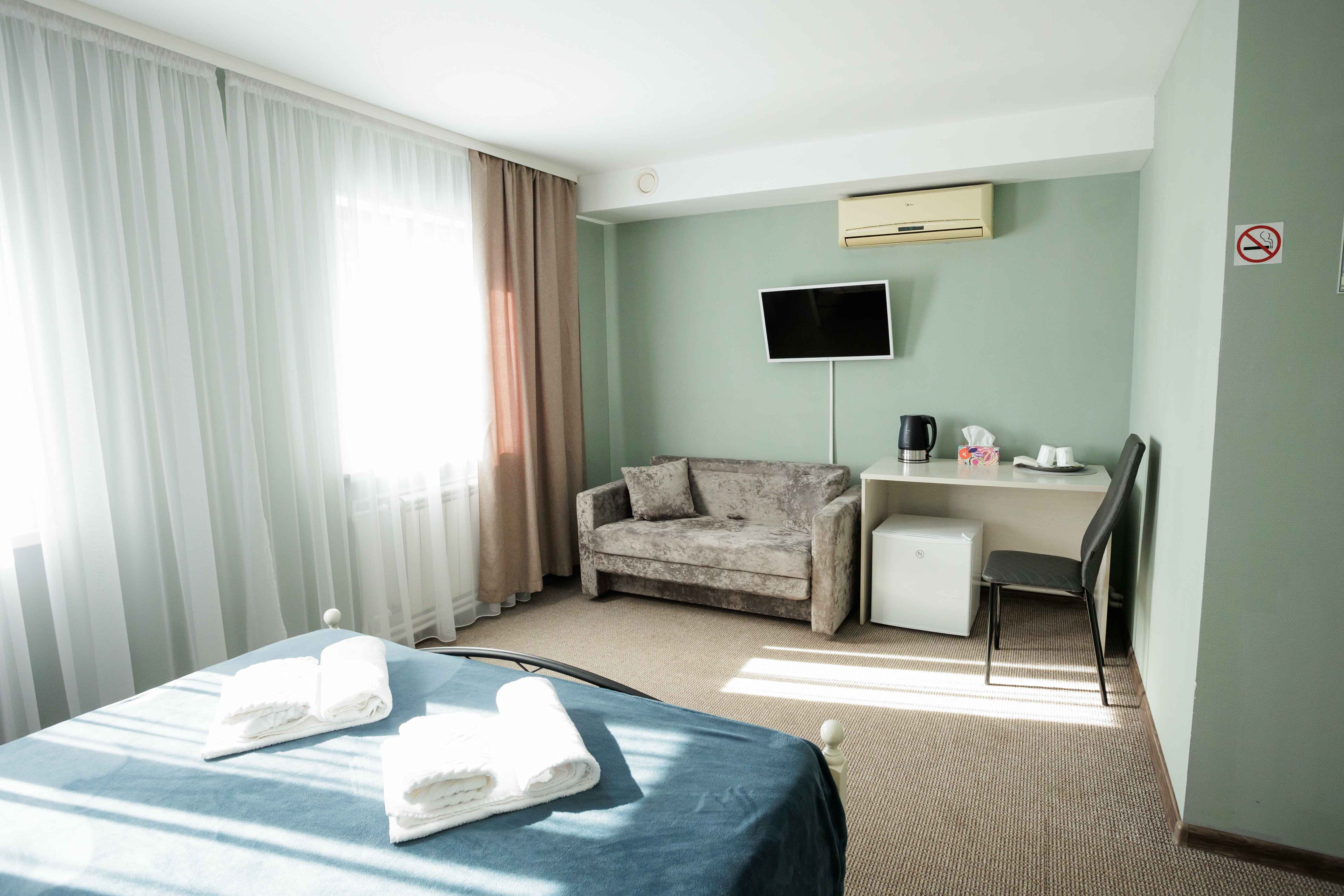 Двухместный номер с двухспальной кроватью и диваном