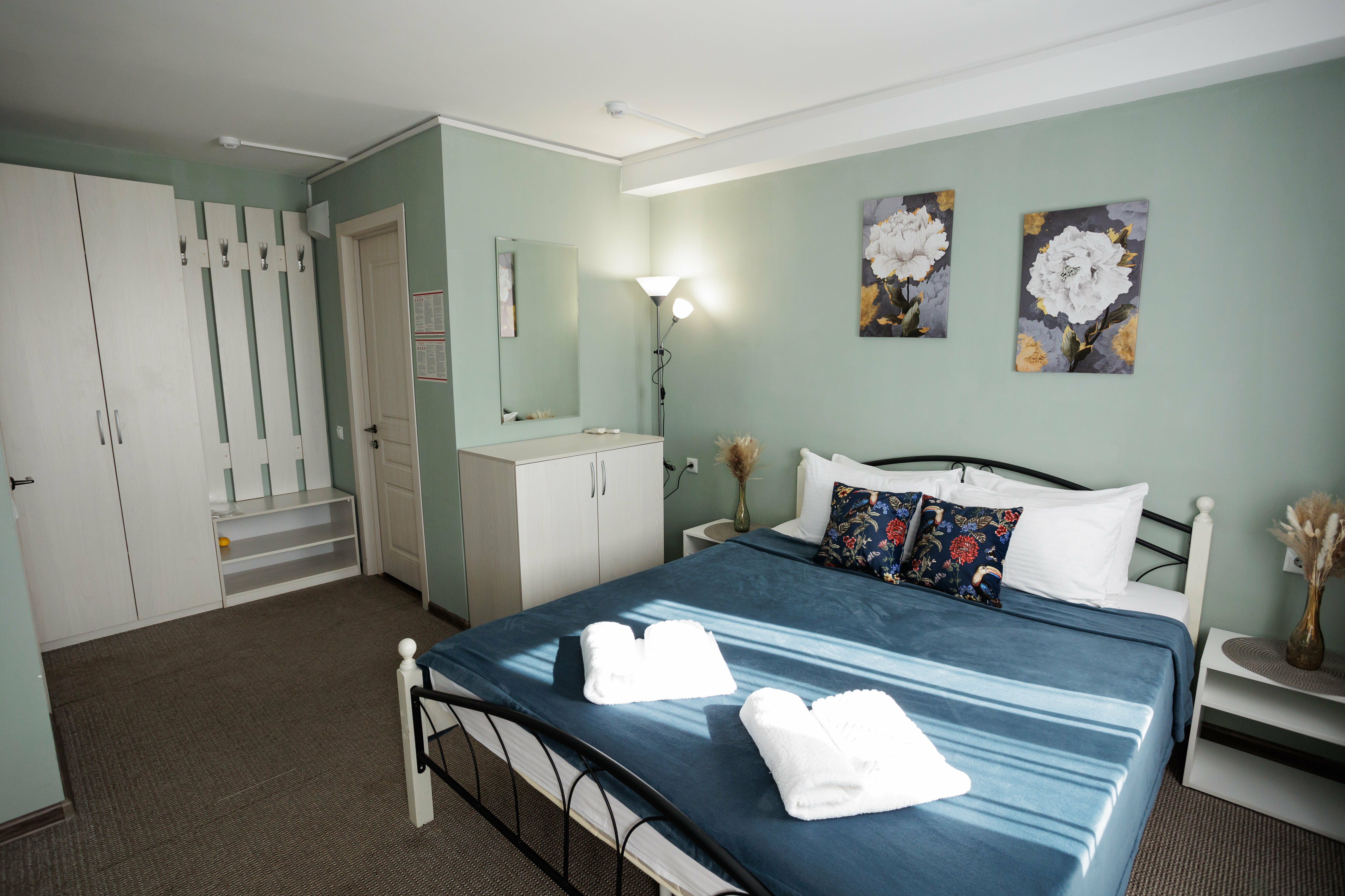 Двухместный номер с двухспальной кроватью и диваном