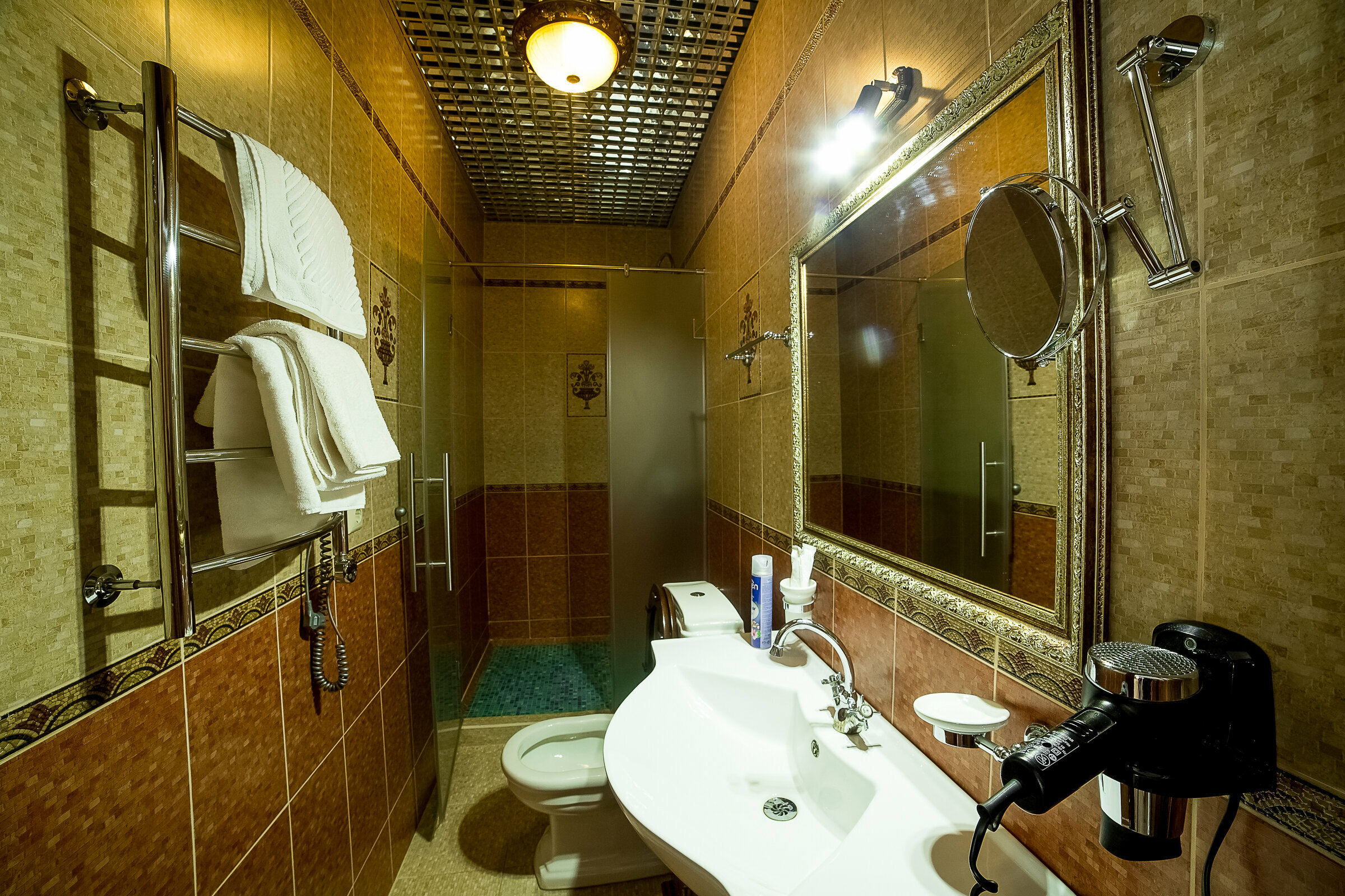 Стандартный двухместный номер с 2 отдельными кроватями и общей ванной комнатой