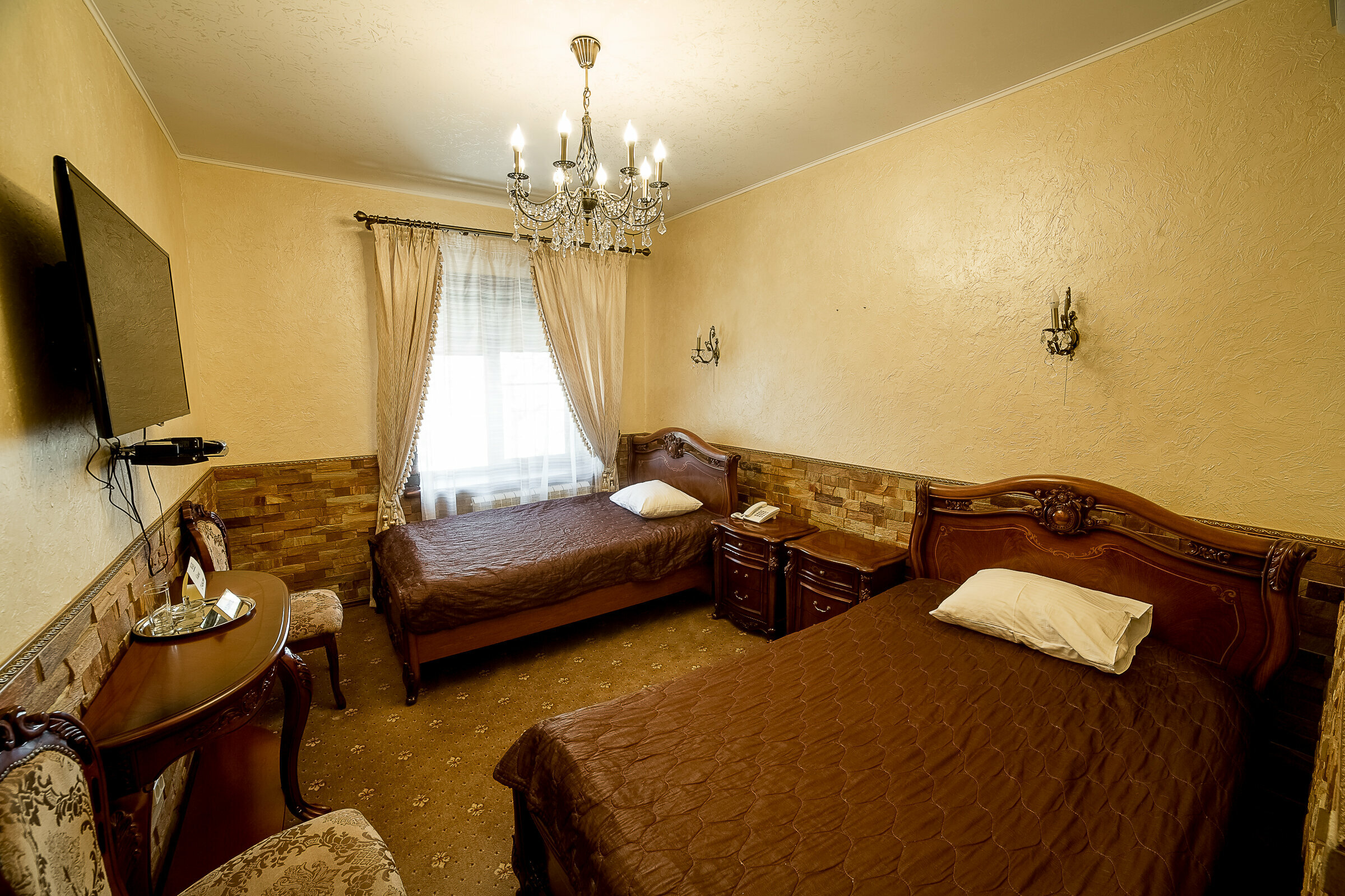 Стандартный двухместный номер с 2 отдельными кроватями и общей ванной комнатой