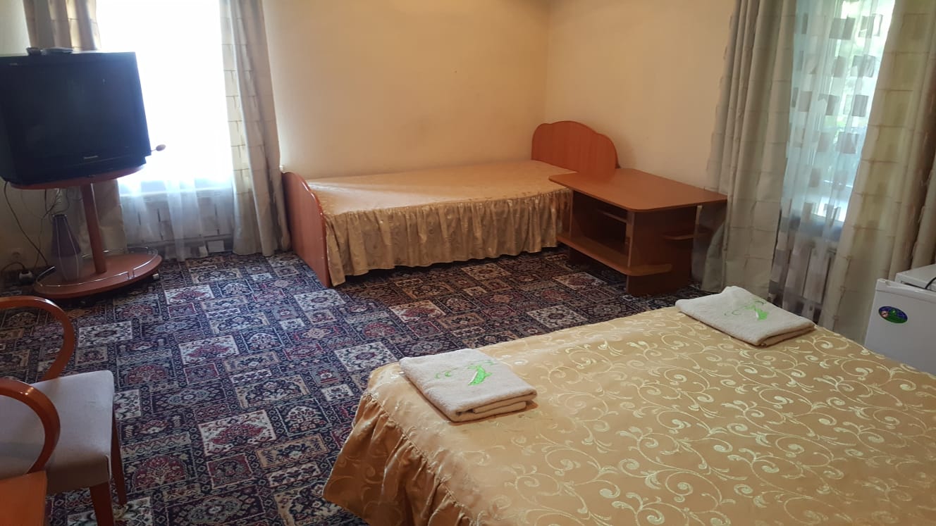 Двухместный номер с двуспальной кроватью и дополнительной кроватью