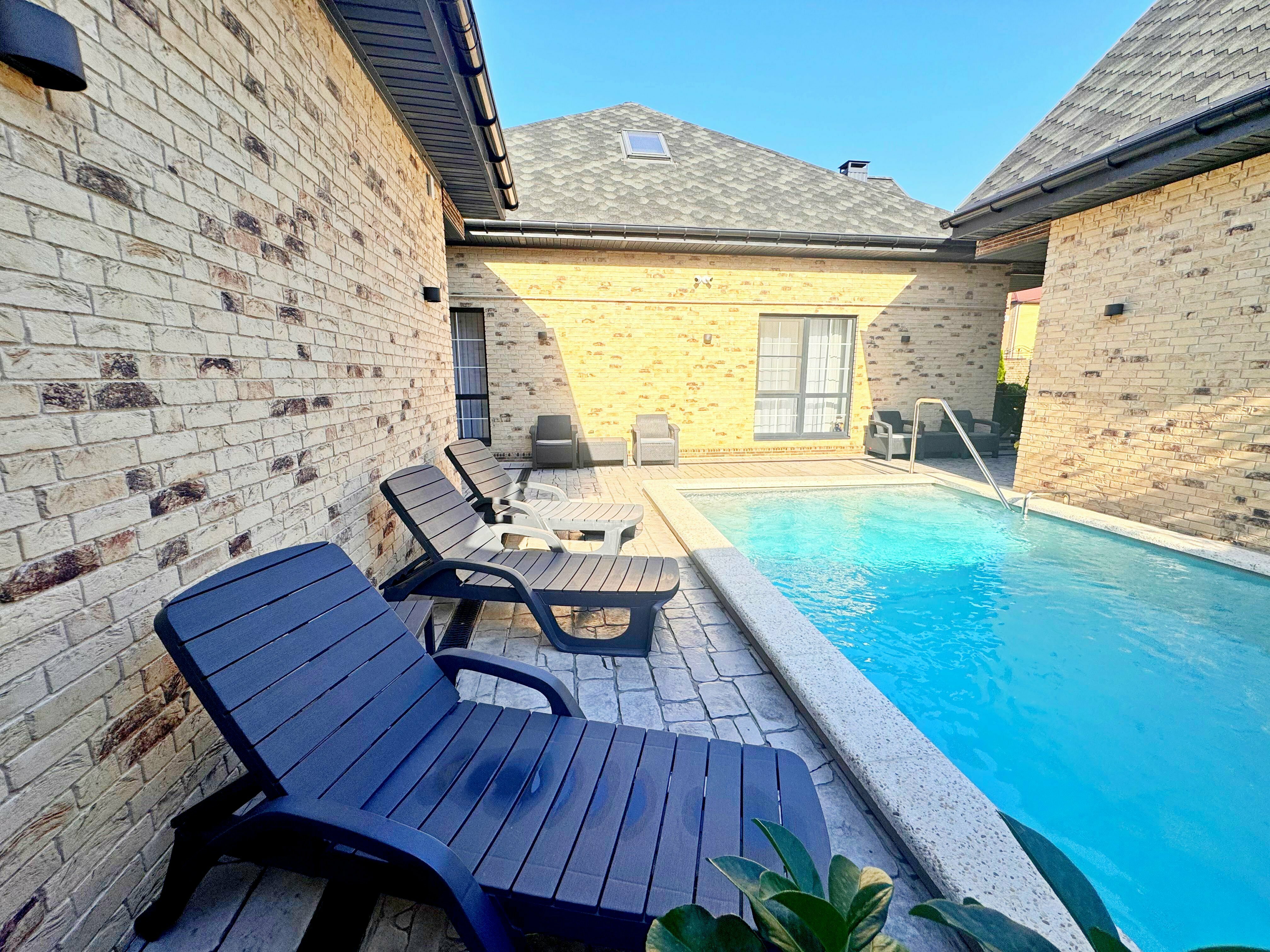 Дом с балконом