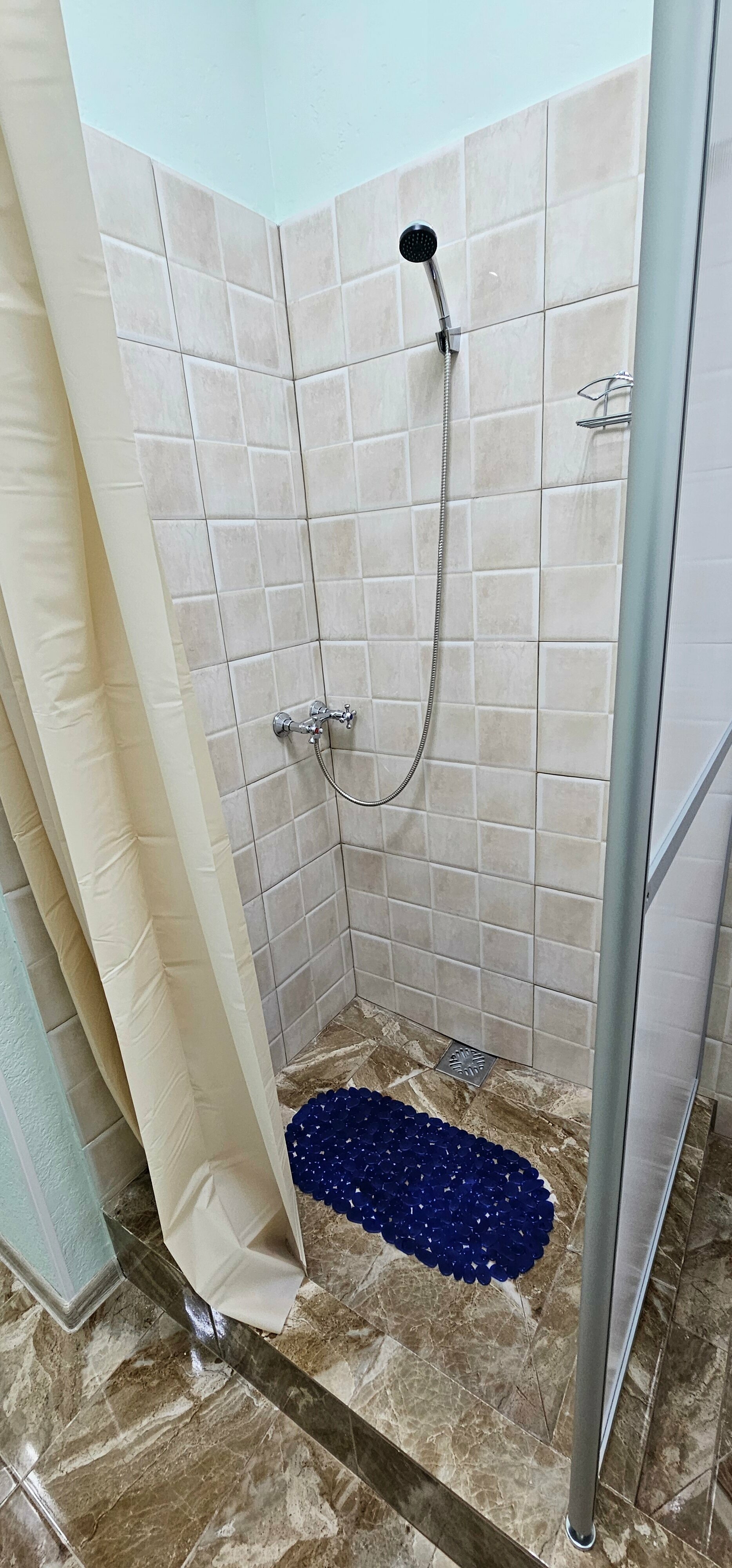 Спальное место на двухъярусной кровати в общем номере для мужчин